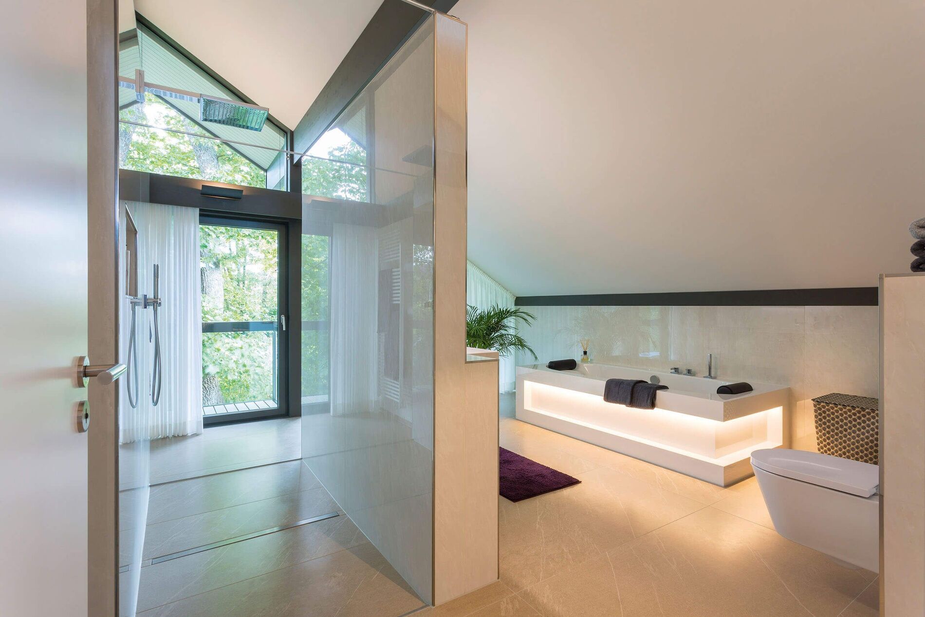 Elegantes Badezimmer im modernen Fachwerkhaus mit hellem Design und viel Naturlicht