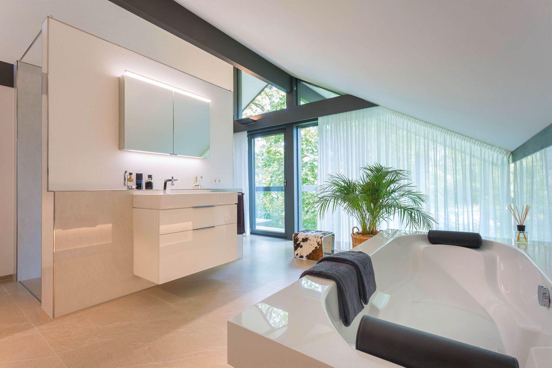 Helles und elegantes Badezimmer mit Badewanne und Pflanzen