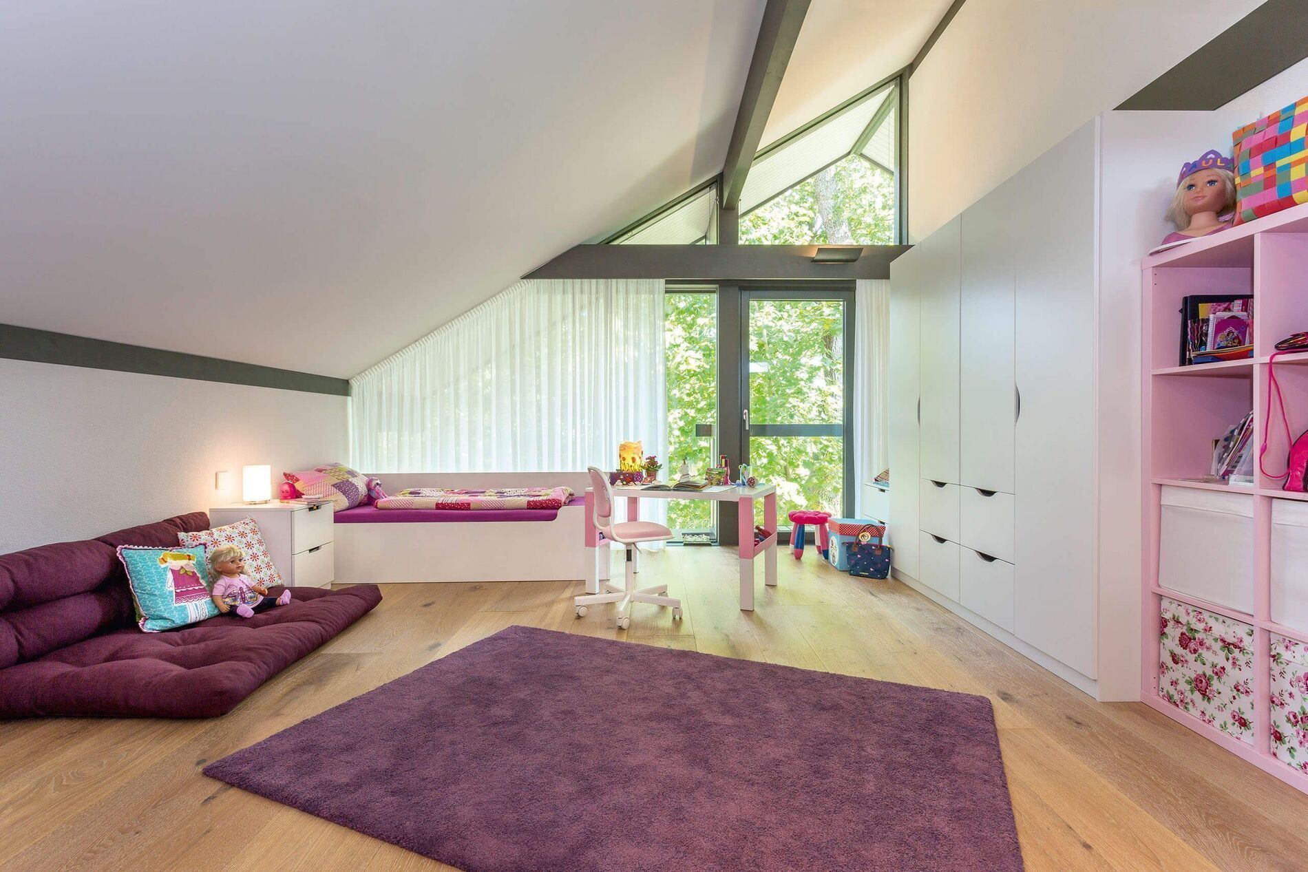 Helles Kinderzimmer in einem modernen Fachwerkbau mit eleganten Möbeln