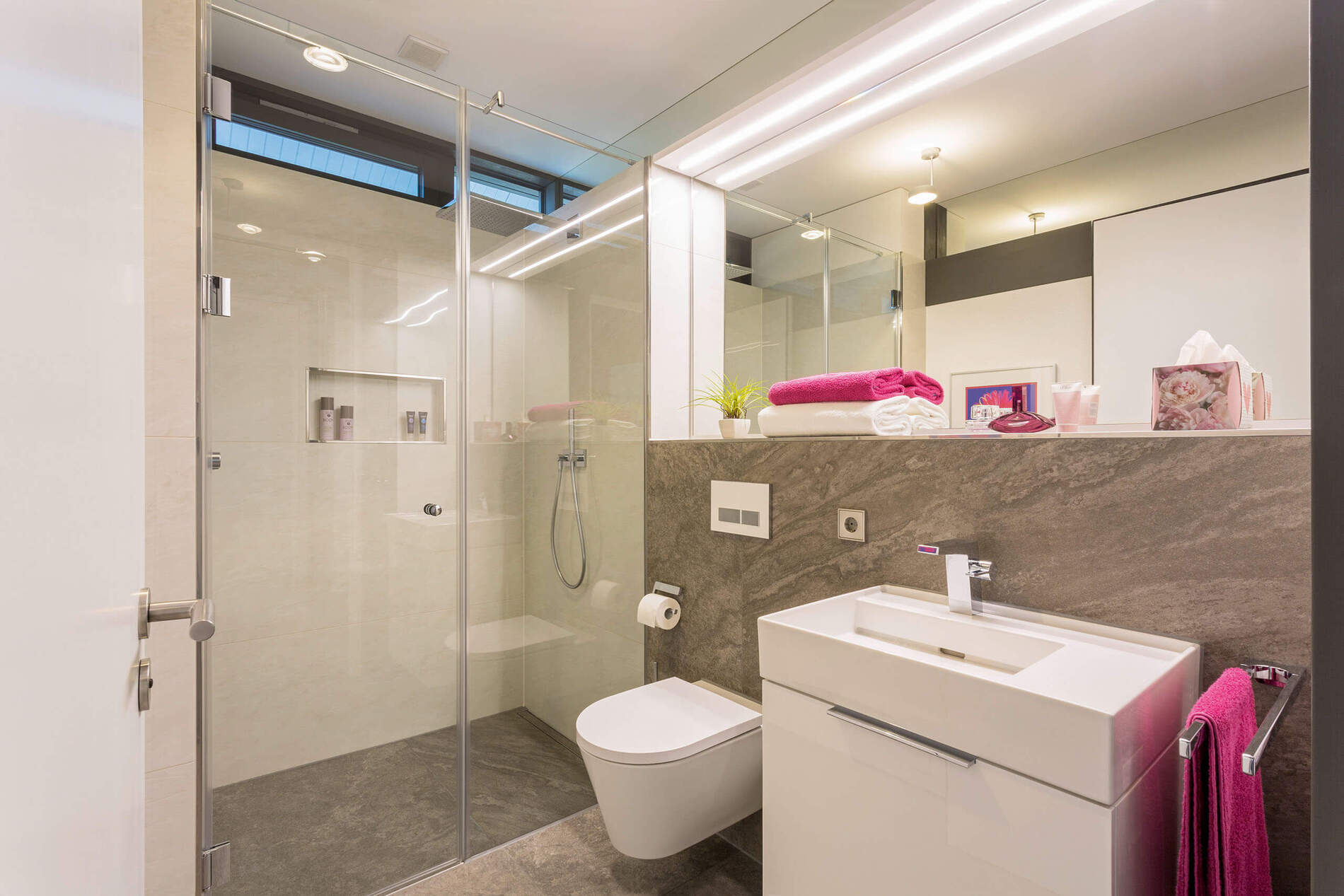 Helles, modernes Badezimmer mit Dusche, hochwertigen Materialien und stilvollen Akzenten