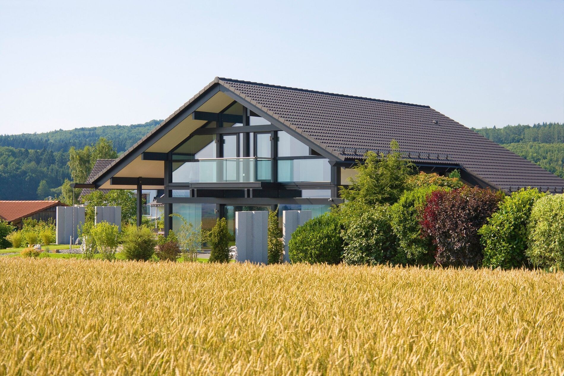 Elegantes Haus mit Glasbalustrade und schöner Landschaft