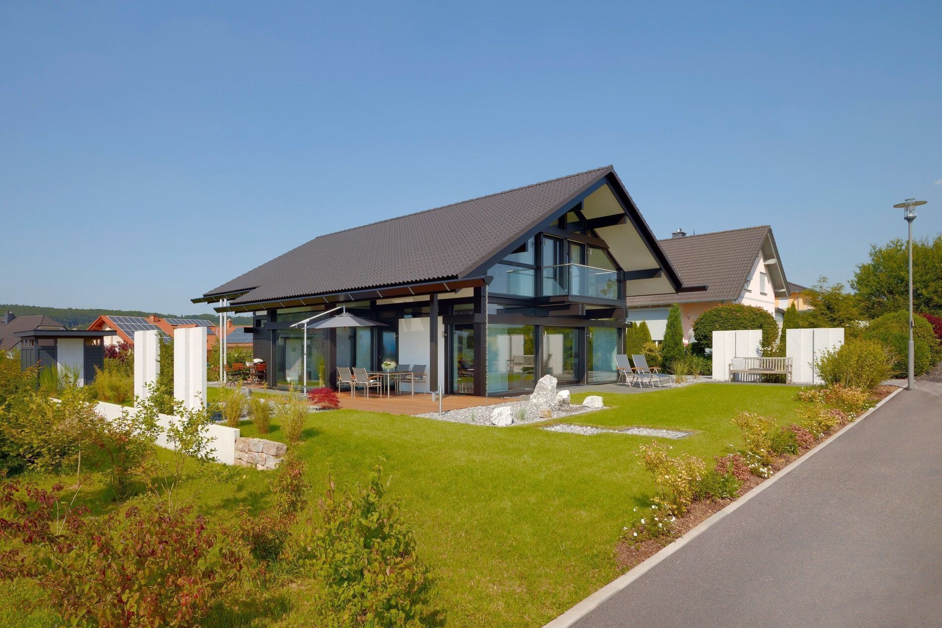 Elegantes Architektenhaus mit Terrasse und Gartenanlage