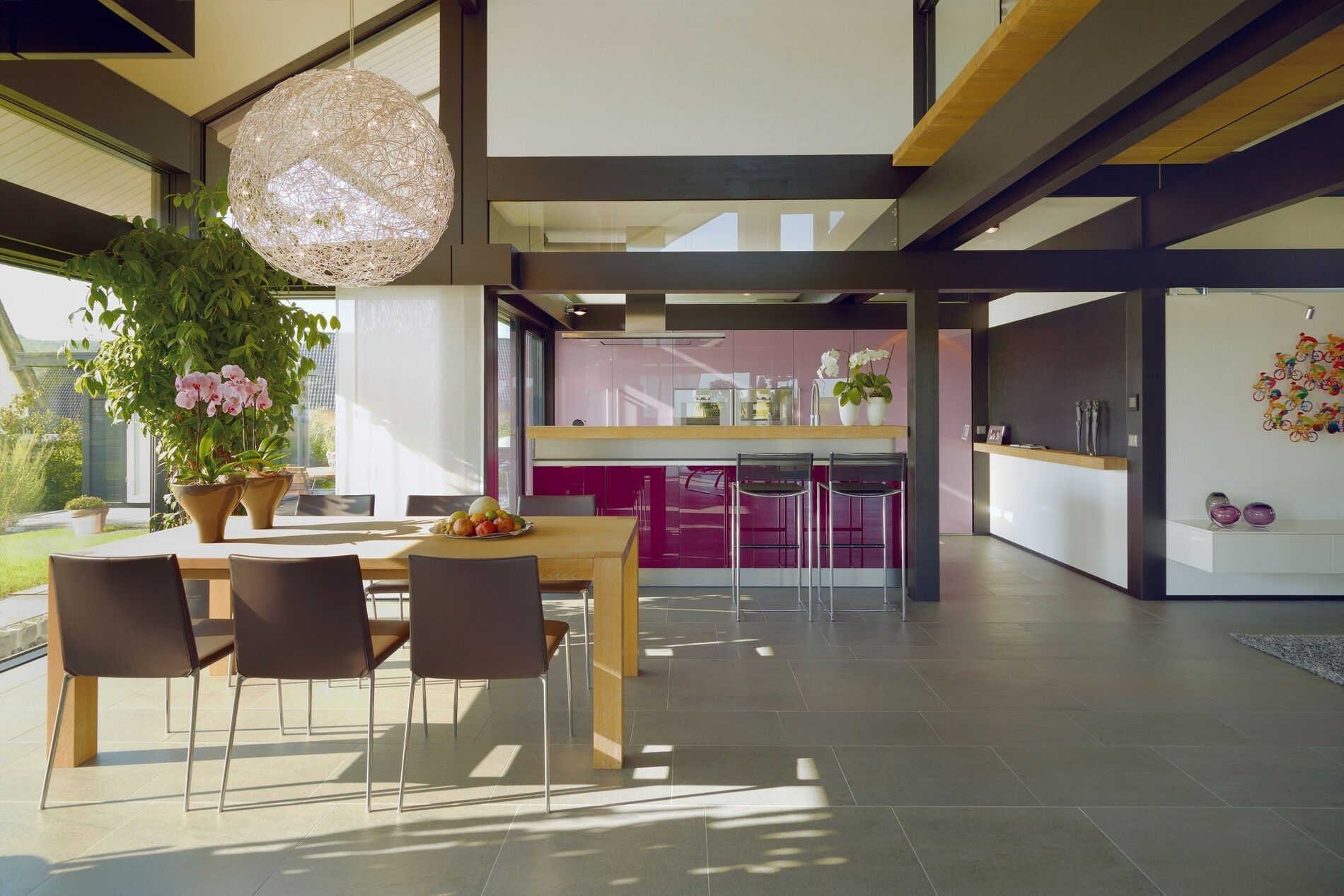 Offene Wohnküche und Essbereich in architektonischem Design