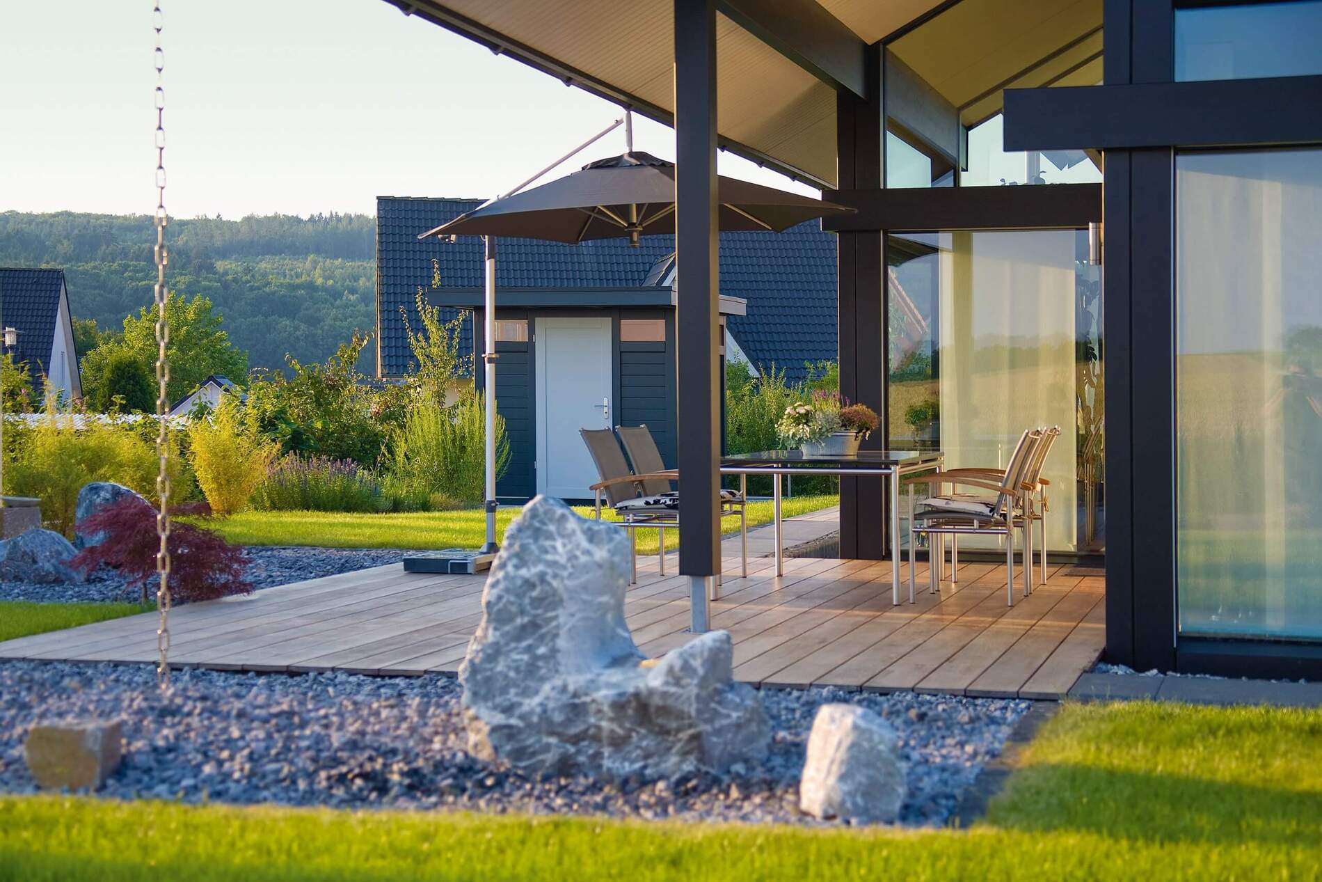 Modernes Architektenhaus mit Gartenansicht Terrasse eines Architektenhauses mit Garten und Steinen