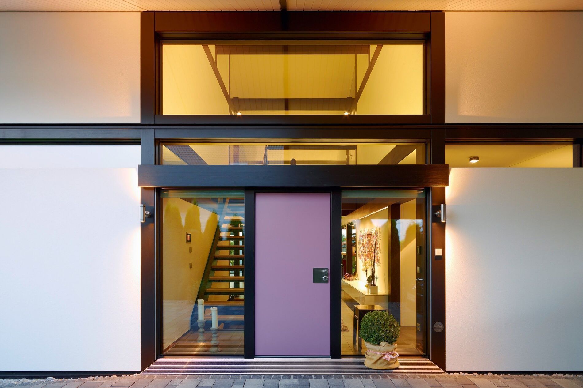 Eingangsbereich eines modernen Architektenhauses mit Glasschiebetür