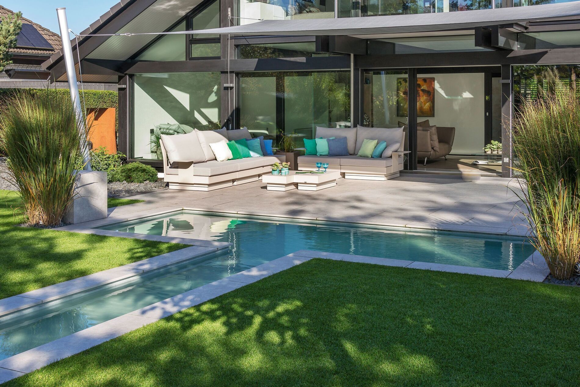 Transparentes Fachwerkhaus aus Holz und Glas mit Garten und Bachlauf