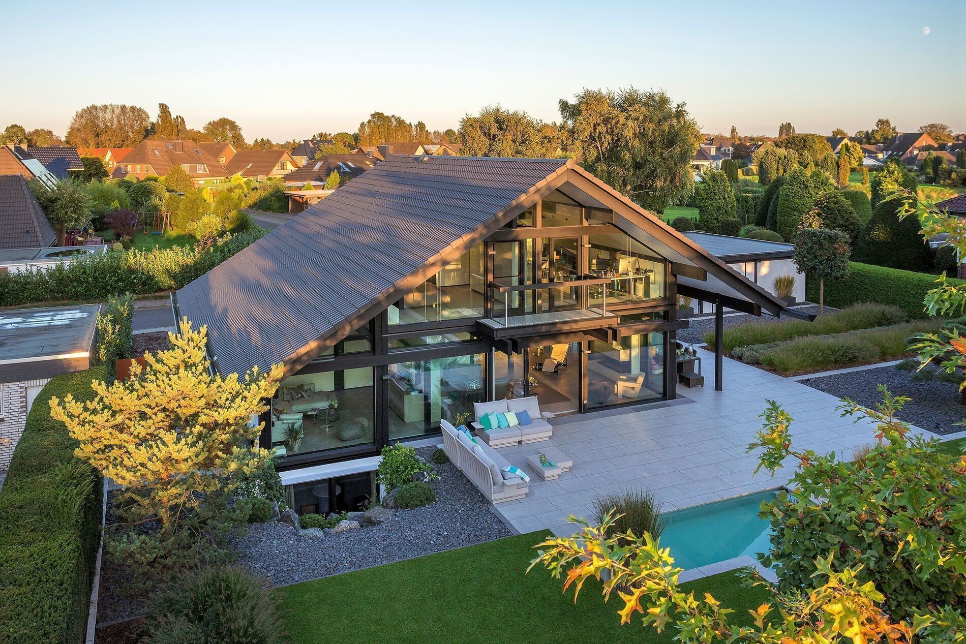 Modernes Haus aus Holz und Glas mit Garten und Bachlauf