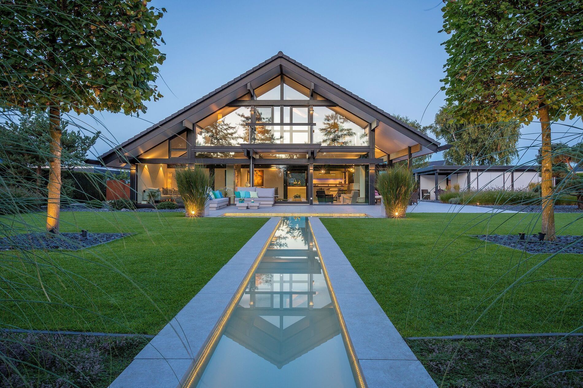 Transparente Architektur aus Holz und Glas in idyllischer Umgebung