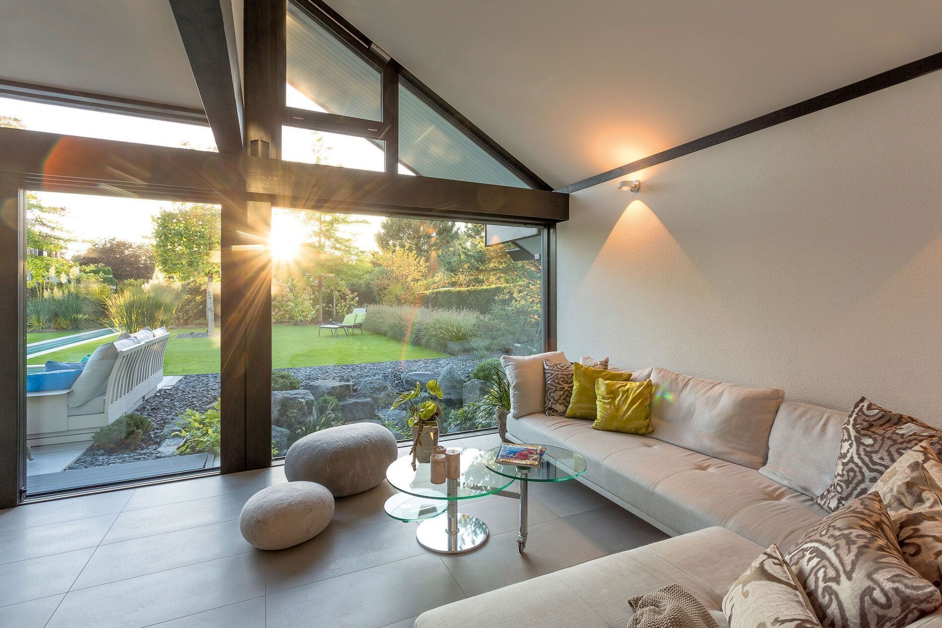 Helles Wohnzimmer im Fachwerkhaus mit Blick auf Garten und Sonnenuntergang
