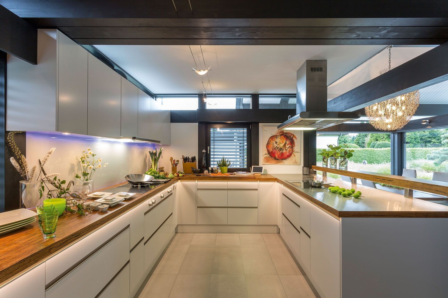 Helle, moderne Küche mit Holzdetails in Fachwerkhaus, Blick auf Garten