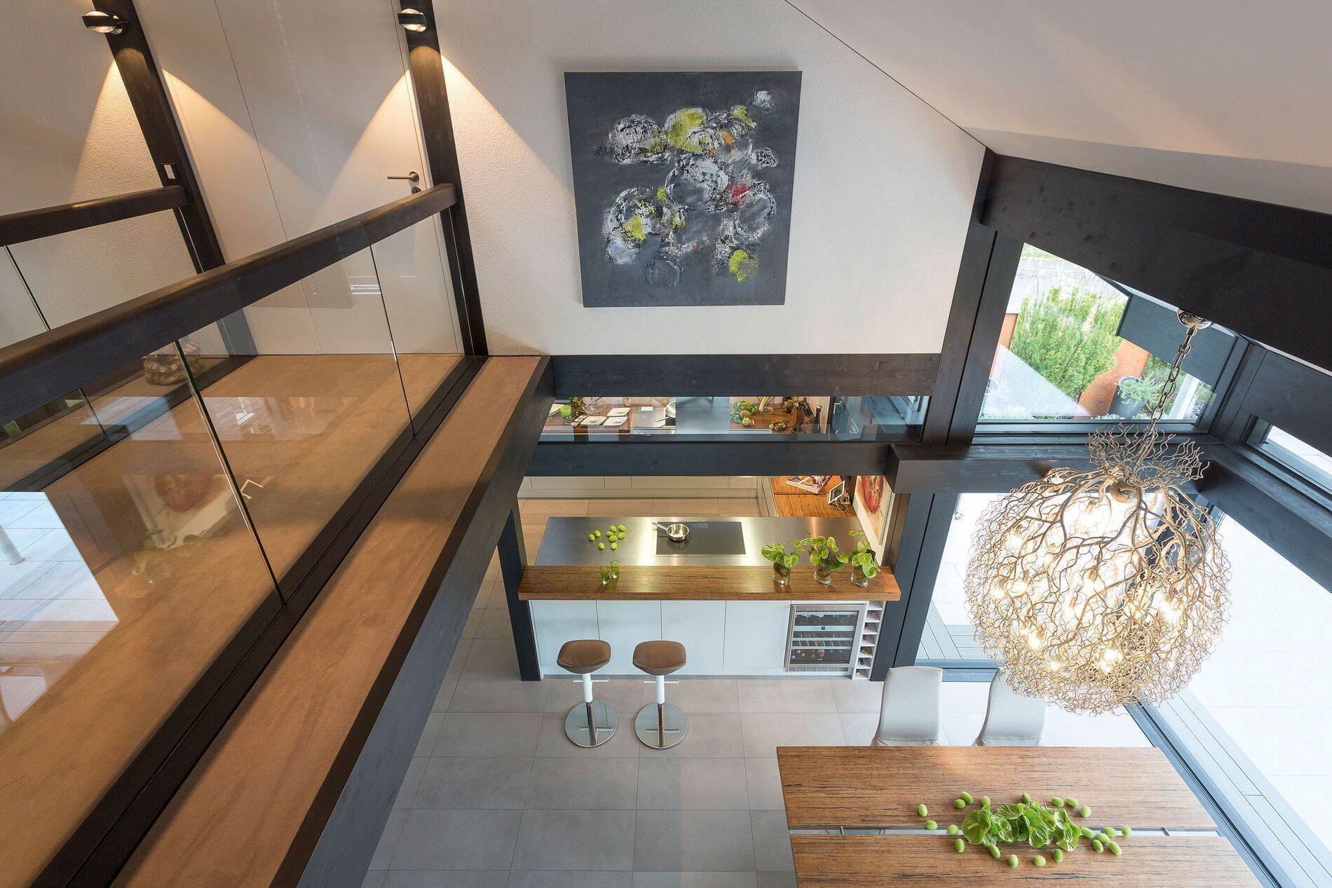 Elegantes Interieur eines Fachwerkhauses mit hochwertigen Materialien und Lichtdesign