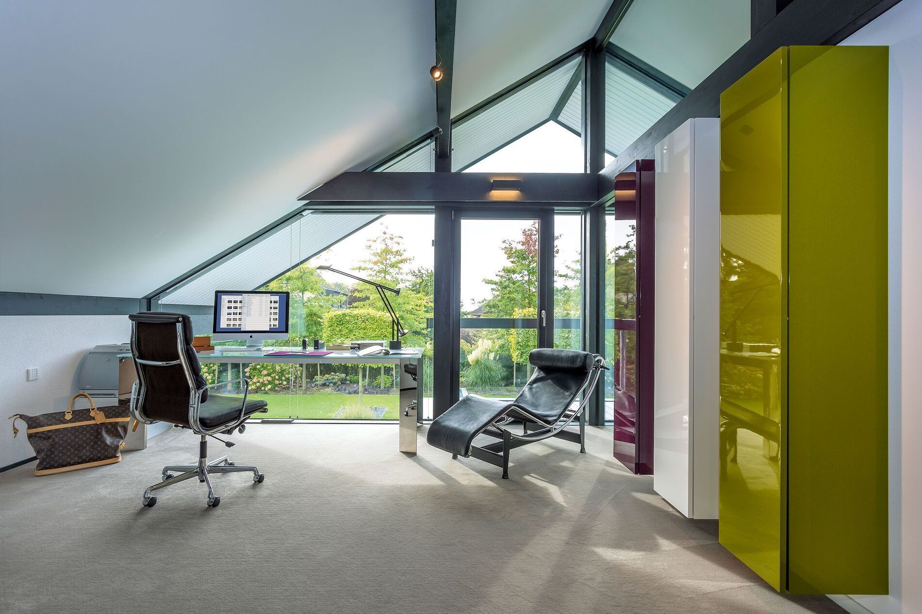 Transparentes Fachwerkhaus mit Garten und hochwertigen Materialien