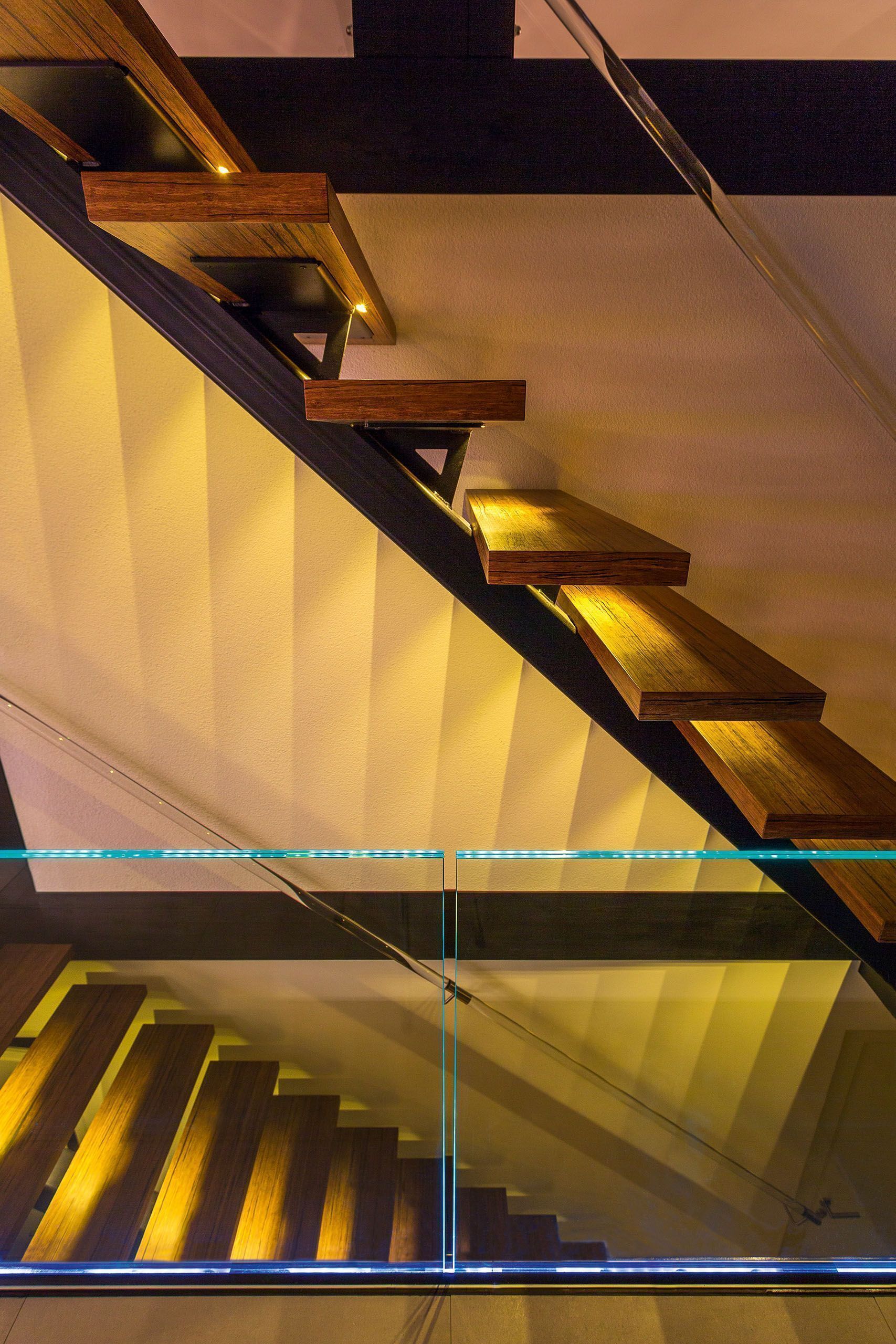 Helle Treppenstufen mit LED-Beleuchtung in einem stilvollen Haus