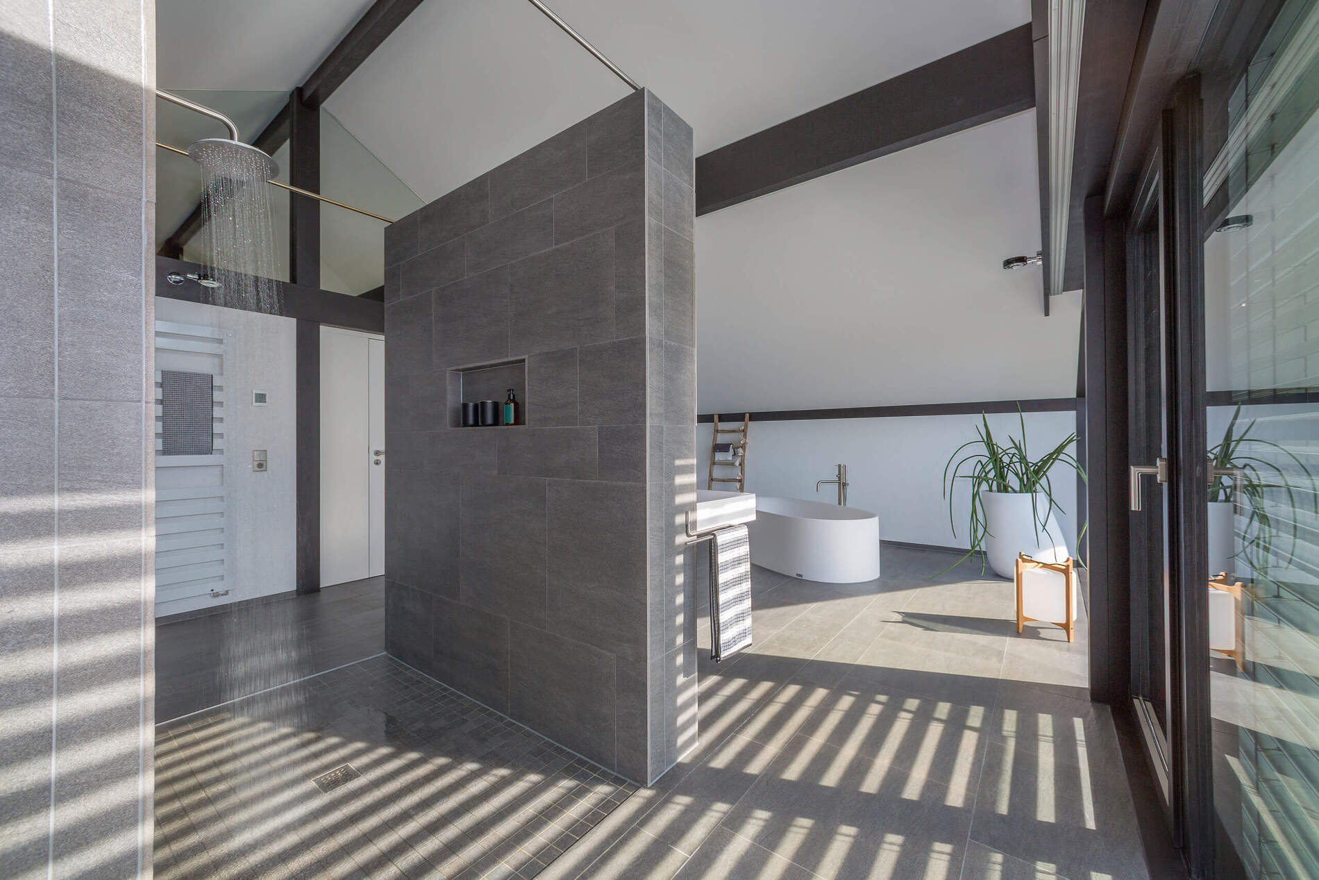 Das moderne Badezimmer mit eleganten Designelementen und viel Licht.