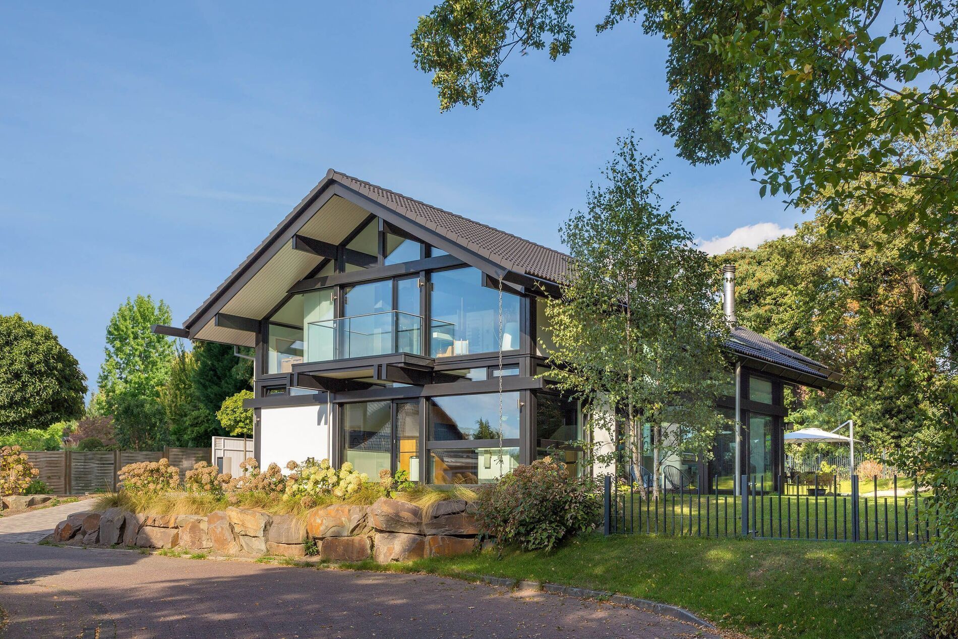 Familienhaus mit markanter Fachwerkarchitektur und eleganten Möbeln