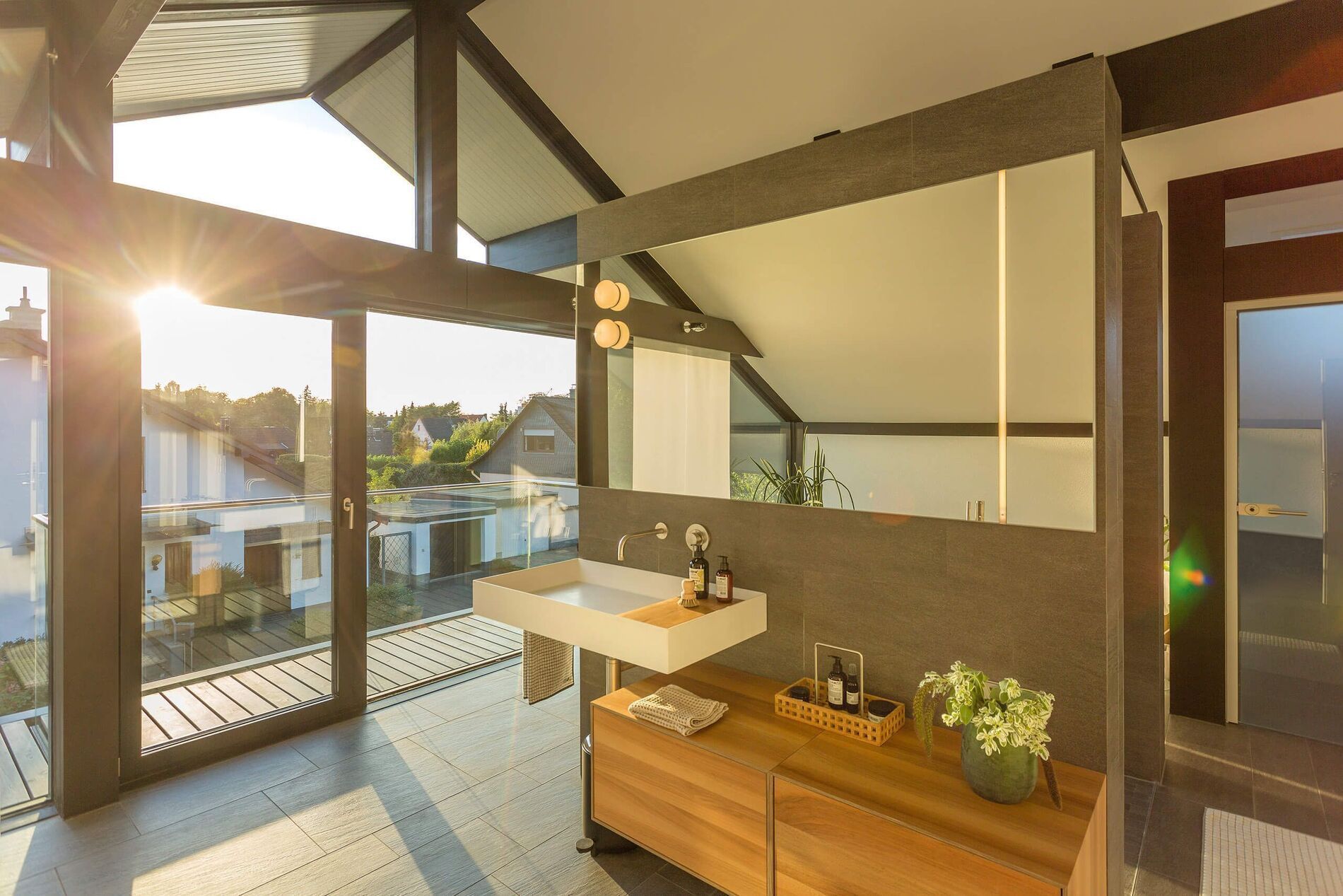 Modernes Badezimmer im HUF Haus mit elegantem Design und viel Licht