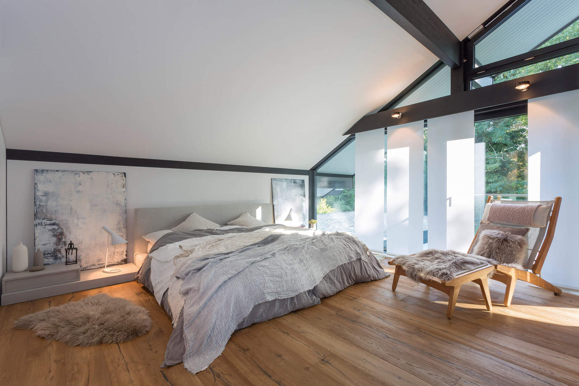 Stilvolles Schlafzimmer im HUF Haus ART 3 Gemütliches Schlafzimmer mit modernem Interieur und Holzfußboden