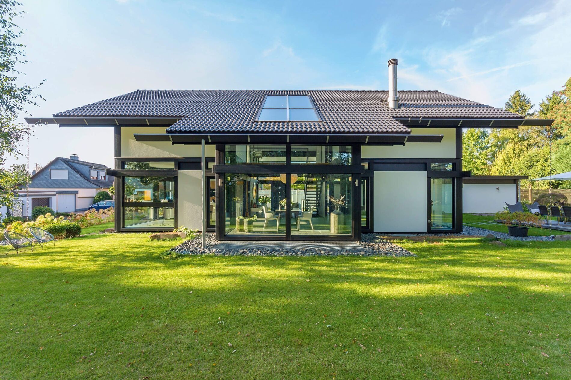 Gemütliches Familienhaus mit ausgewählten Möbeln und Designklassikern