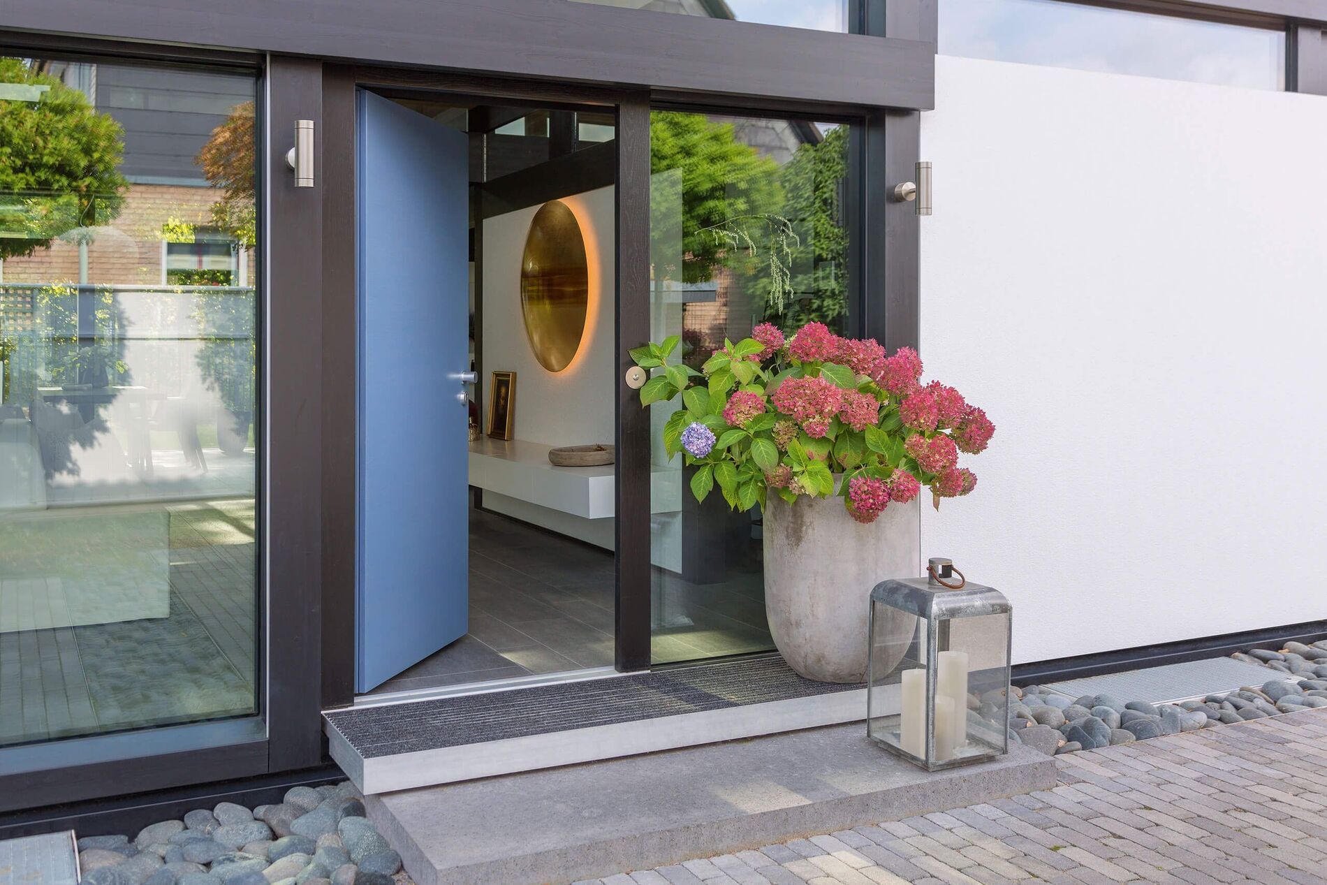 Eingangsbereich eines modernen Hauses mit Blumen und Accessoires