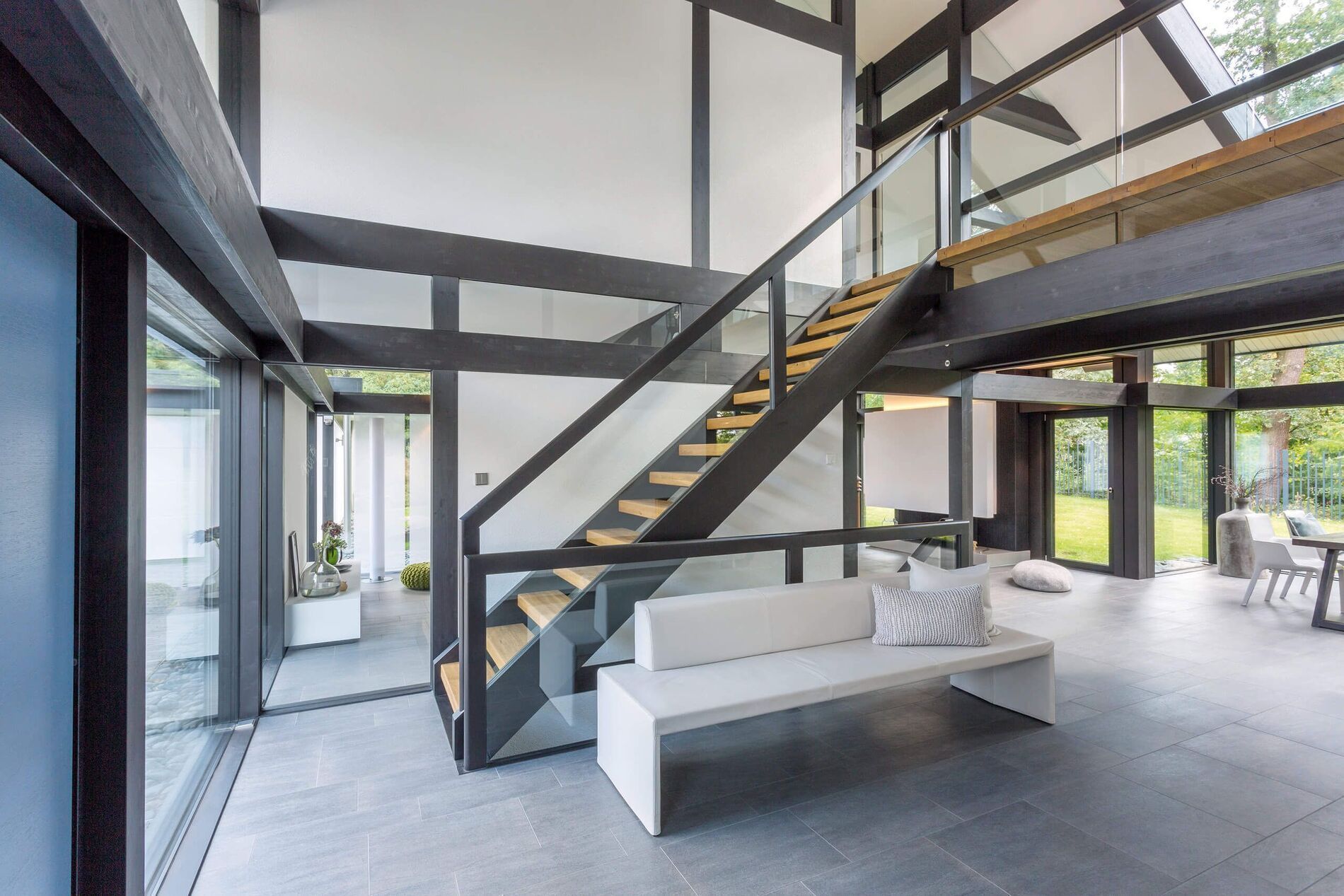 HUF Haus ART 3 mit ausgewählten Möbeln und Designklassikern