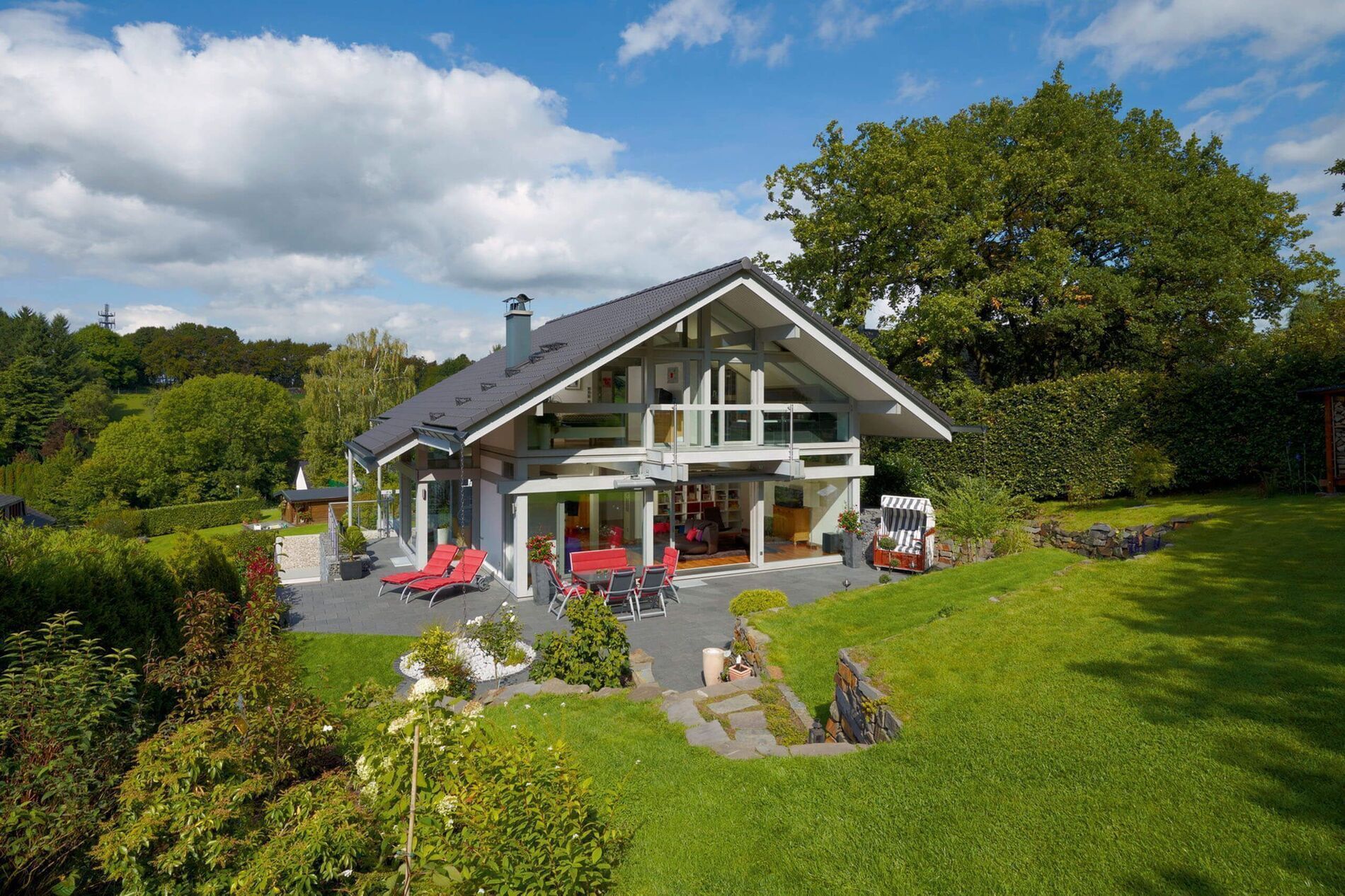 Familientraum mit offener Bauweise und Gartenlandschaft