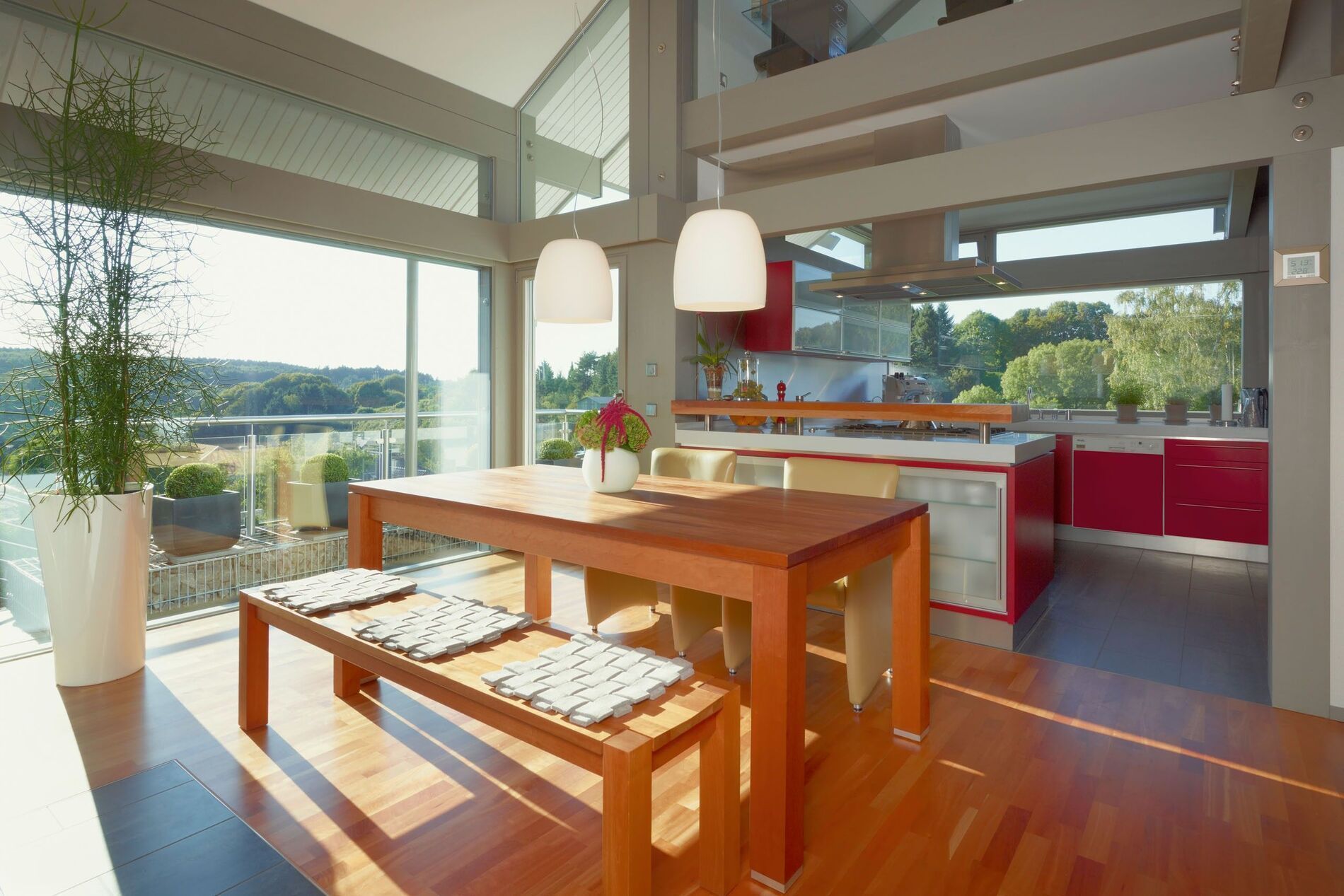 Offene Bauweise mit Essbereich und Küchenansicht in Architektenhaus