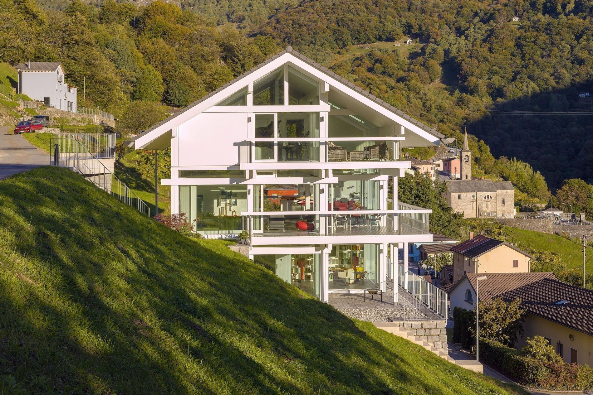 Moderne Architektur: HUF Haus ART 3 in Hanglage HUF Haus ART 3, perfekt in die Landschaft integriert, moderne Architektur.