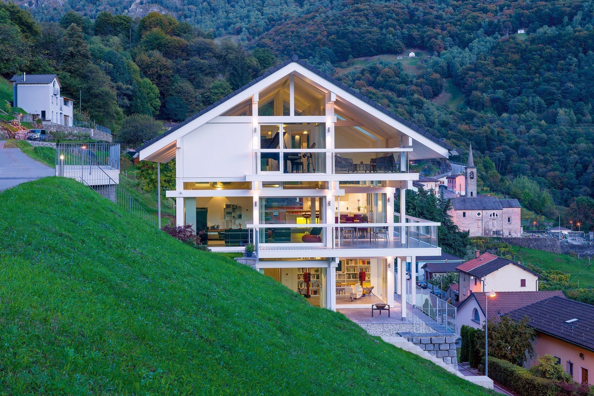 Modernes Haus, perfekt in die Hügellandschaft integriert.