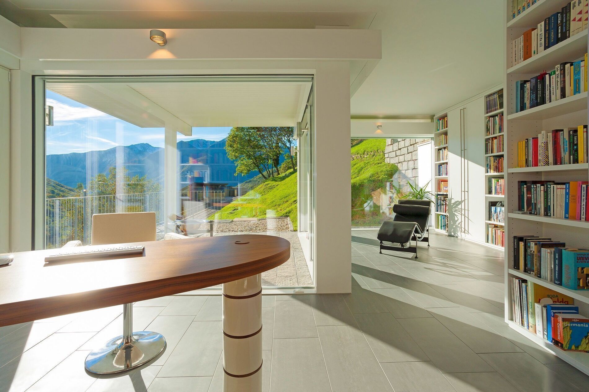 Modernes Zuhause mit integrierter Architektur in einer Hanglage