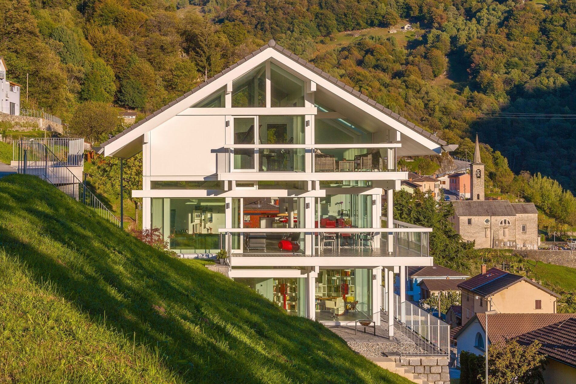  modernes Haus perfekt in die Hanglandschaft integriert