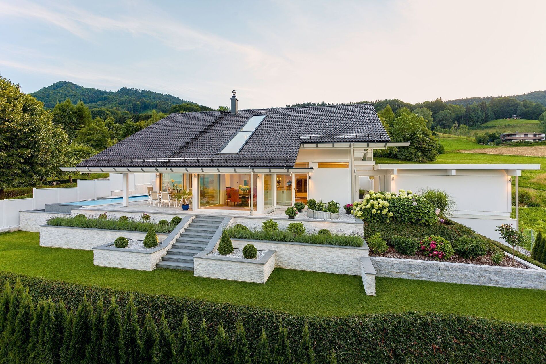 Vielseitige Architektur umgeben von sanften Hügeln und See