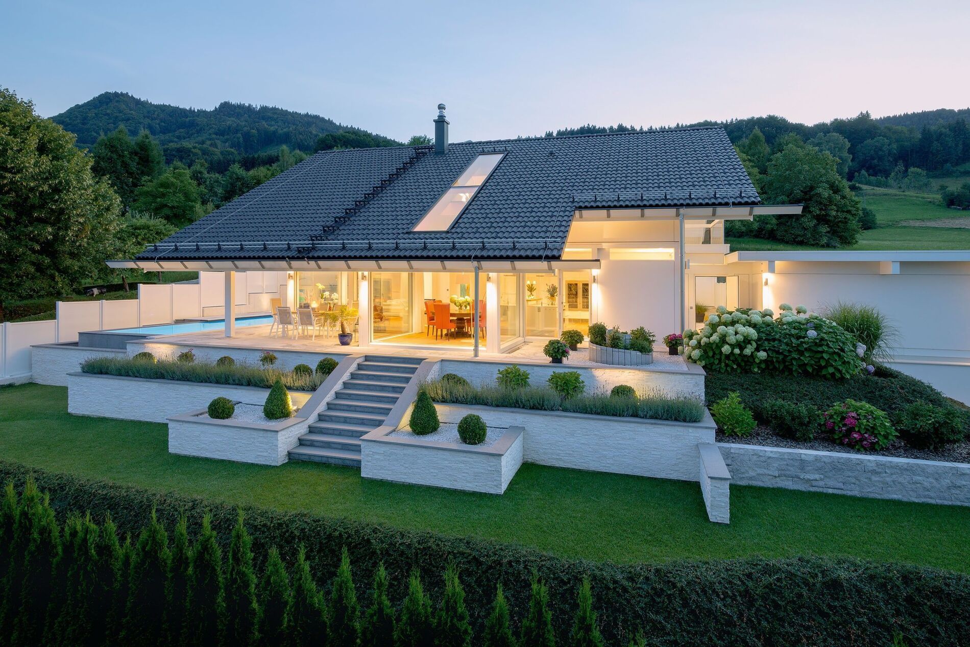 Elegantes Haus mit beeindruckender Aussicht auf Hügel und See