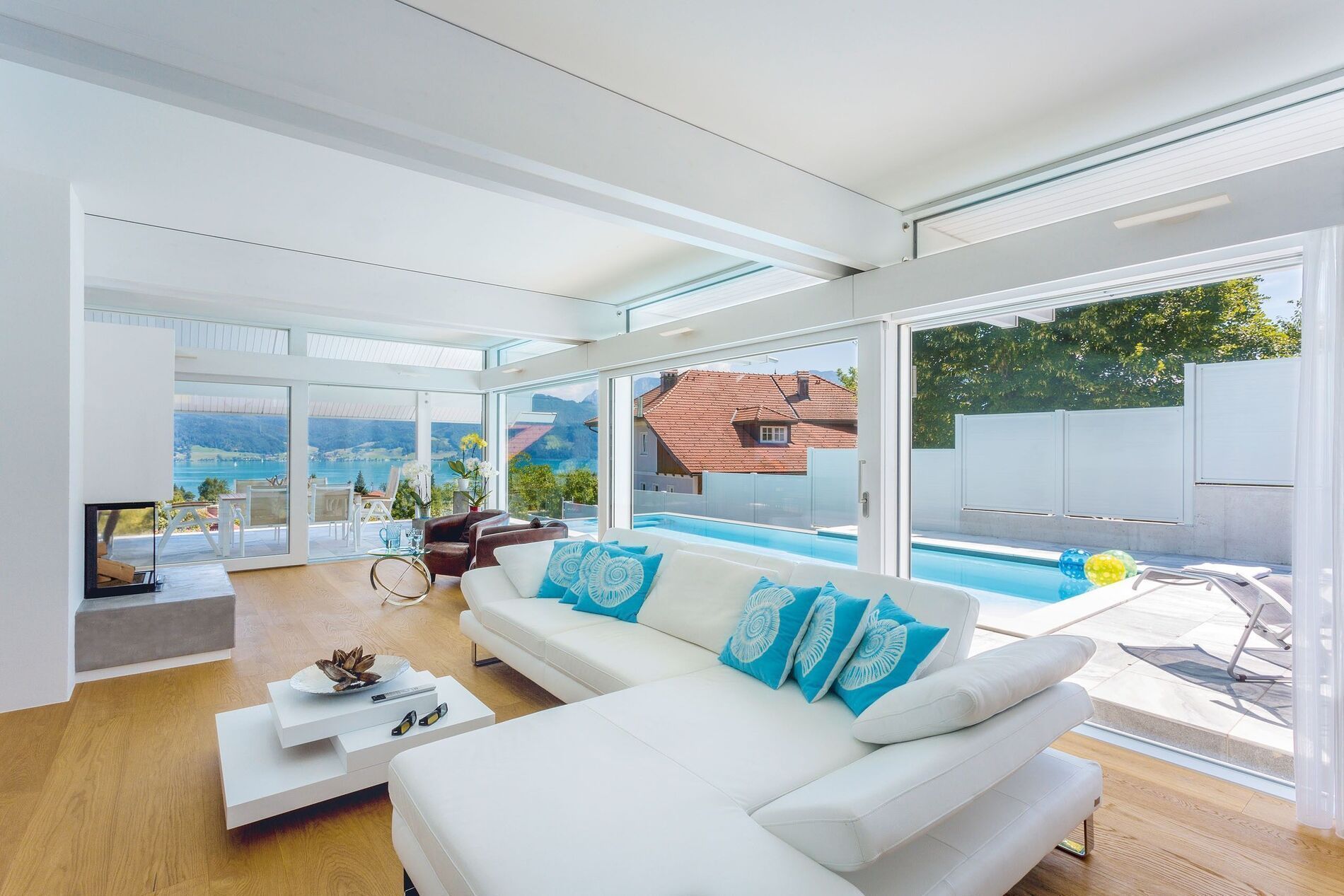 Helles Wohnzimmer mit fantastischer Aussicht auf Hügel und See
