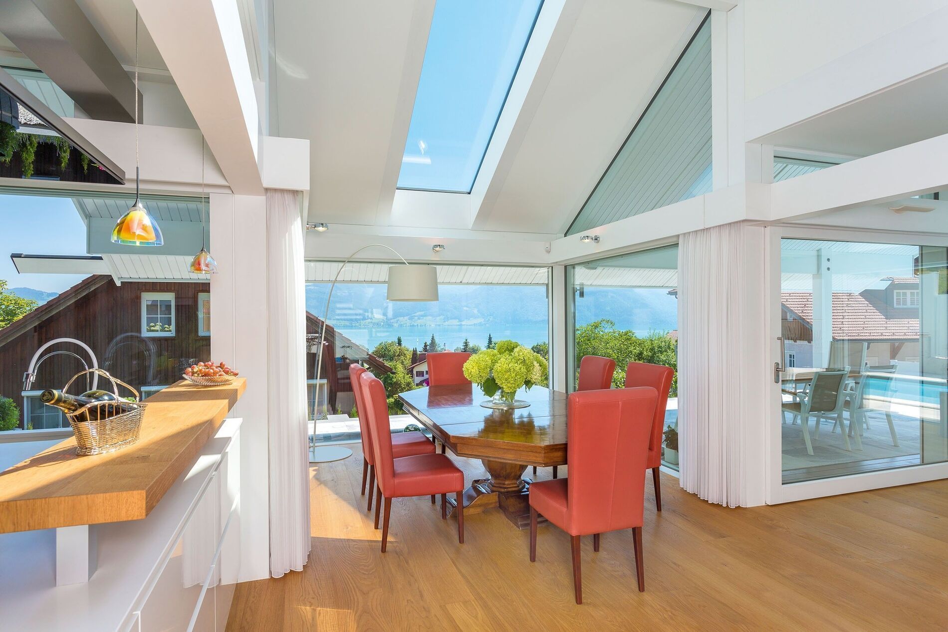 Helles Interieur mit Blick auf Hügel und See