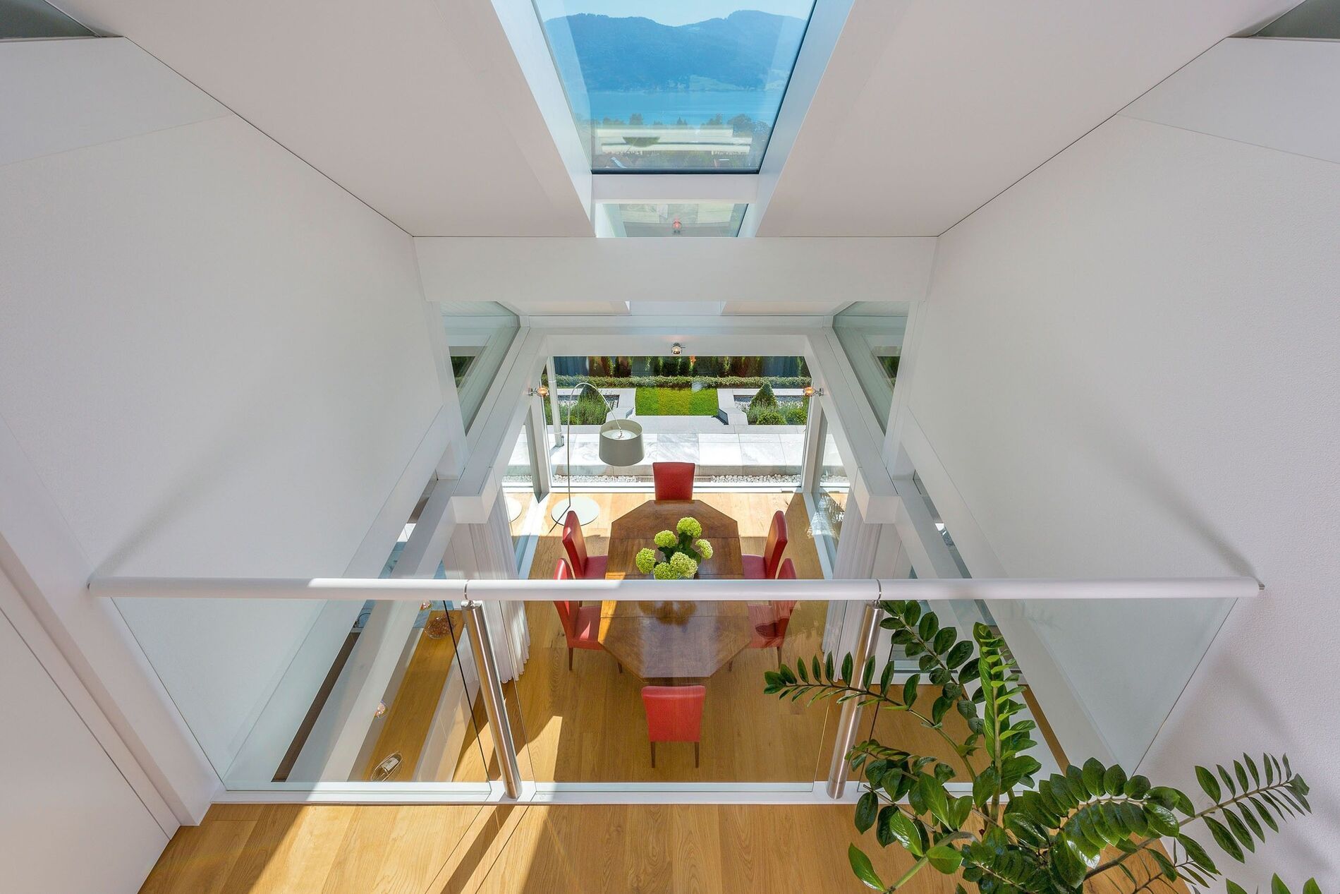 Innenansicht eines Hauses mit Blick auf Landschaft und See