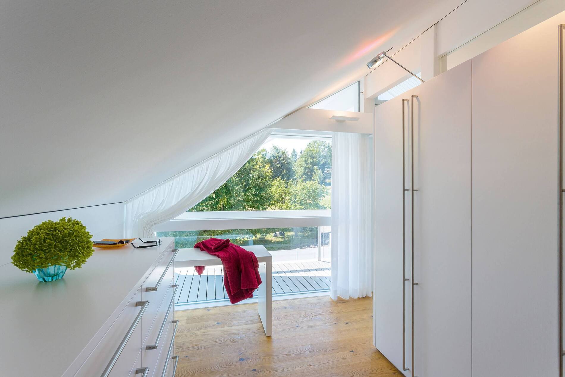 Innenraum eines modernen Hauses mit Blick auf die Landschaft