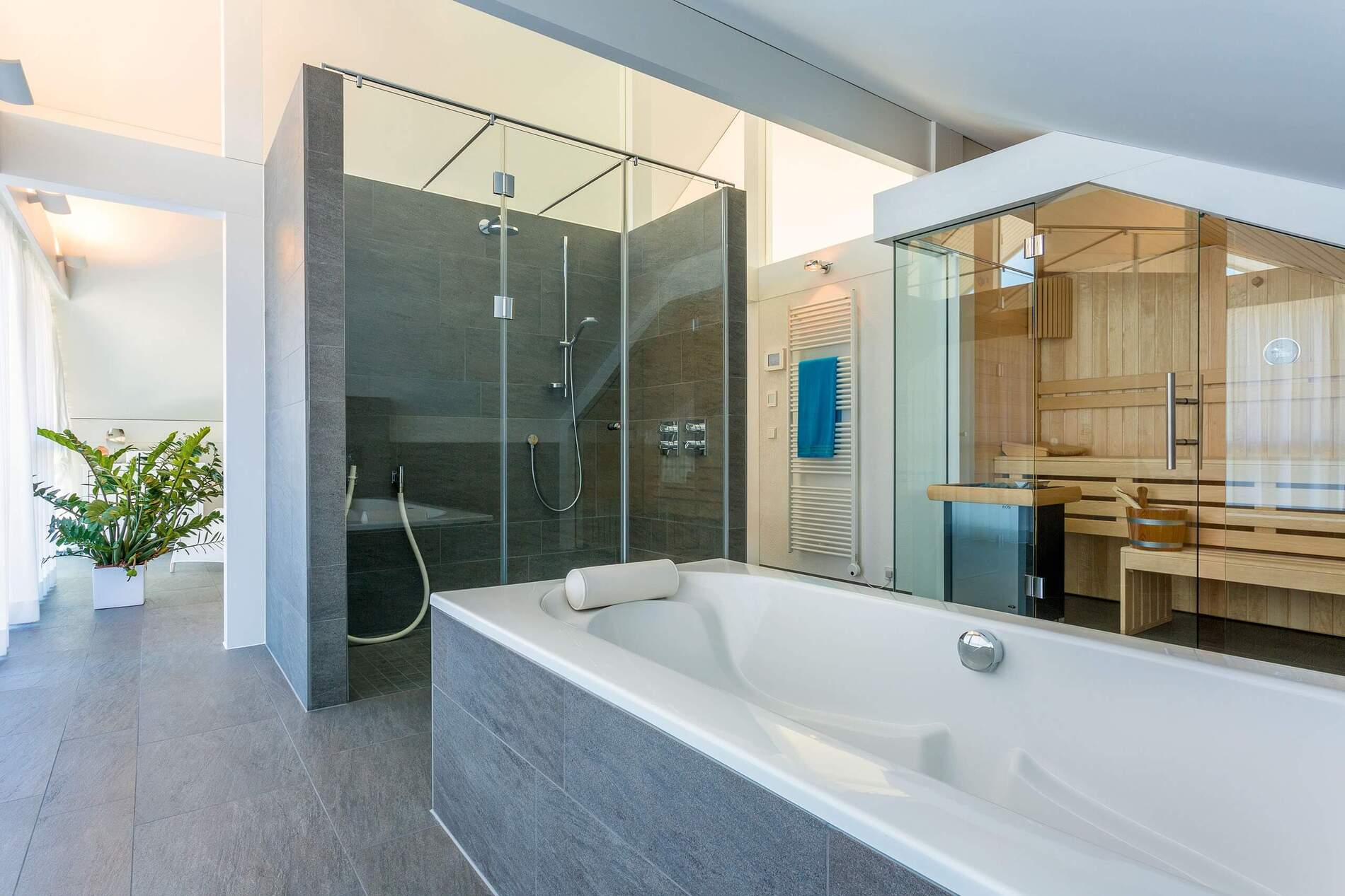 Schickes Badezimmer mit Dusche, Badewanne und Naturlicht