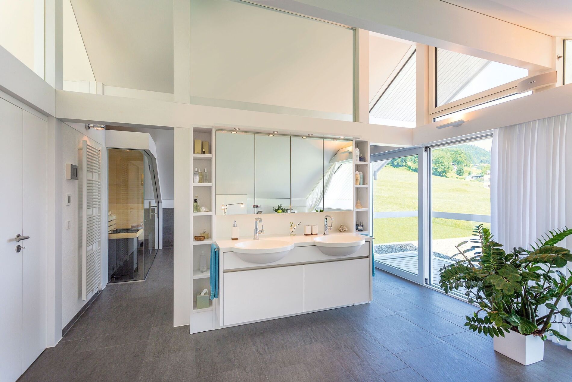 Helles Badezimmer mit modernen Elementen und großer Glasfront