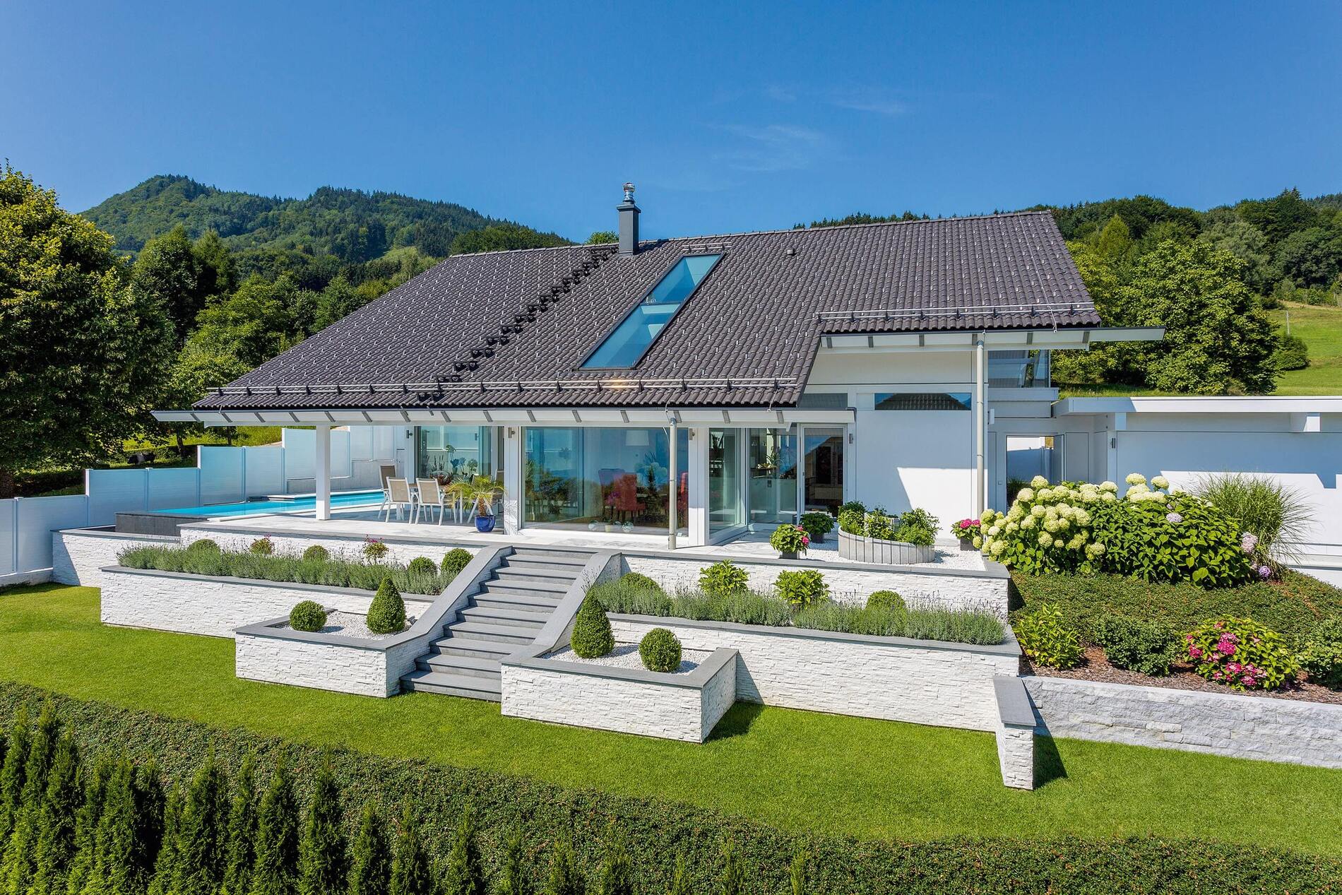 Moderne HUF Architektur in malerischer Landschaft Haus mit Terrassengarten und Blick auf Hügel und See