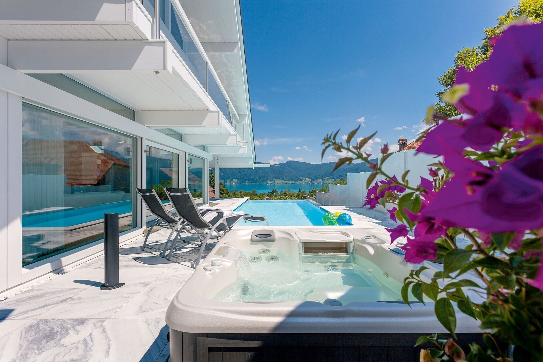 Moderne Architektur mit atemberaubender Aussicht Terrassengarten mit Pool und Blick auf sanfte Hügel und See