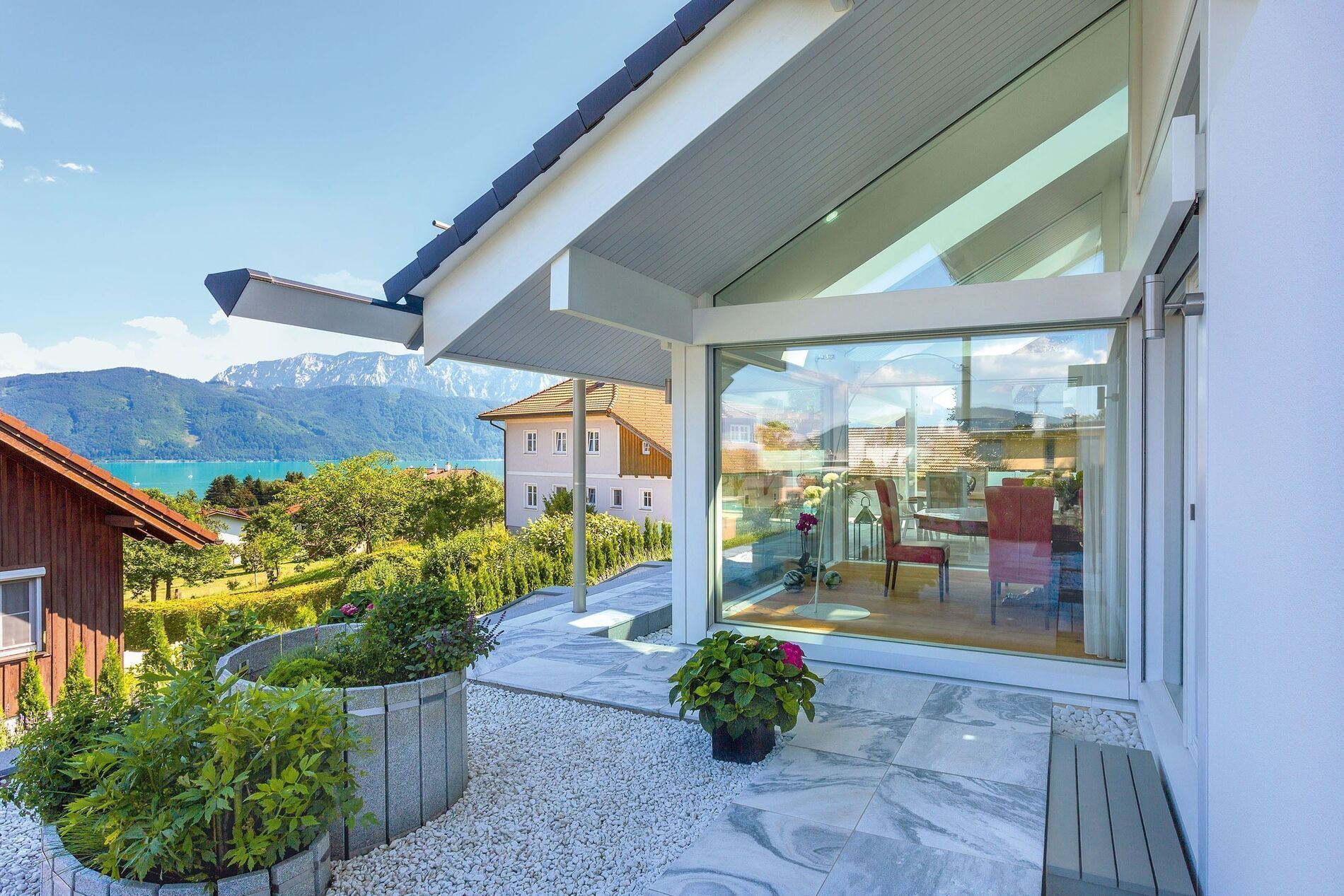 Haus mit Panoramablick auf Hügel und See, umgeben von Natur