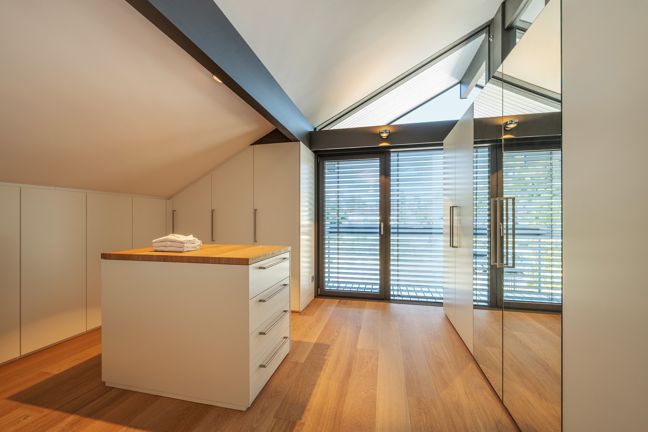 Helles Innendesign eines modernen Hauses mit Holzdetails und Fensterfront