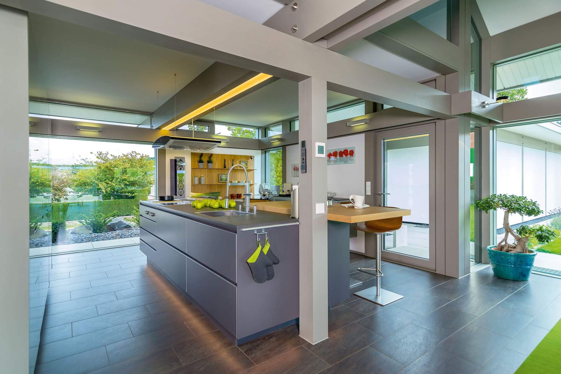 Stylische Küche in einem modernen Fachwerkhaus mit Aussicht