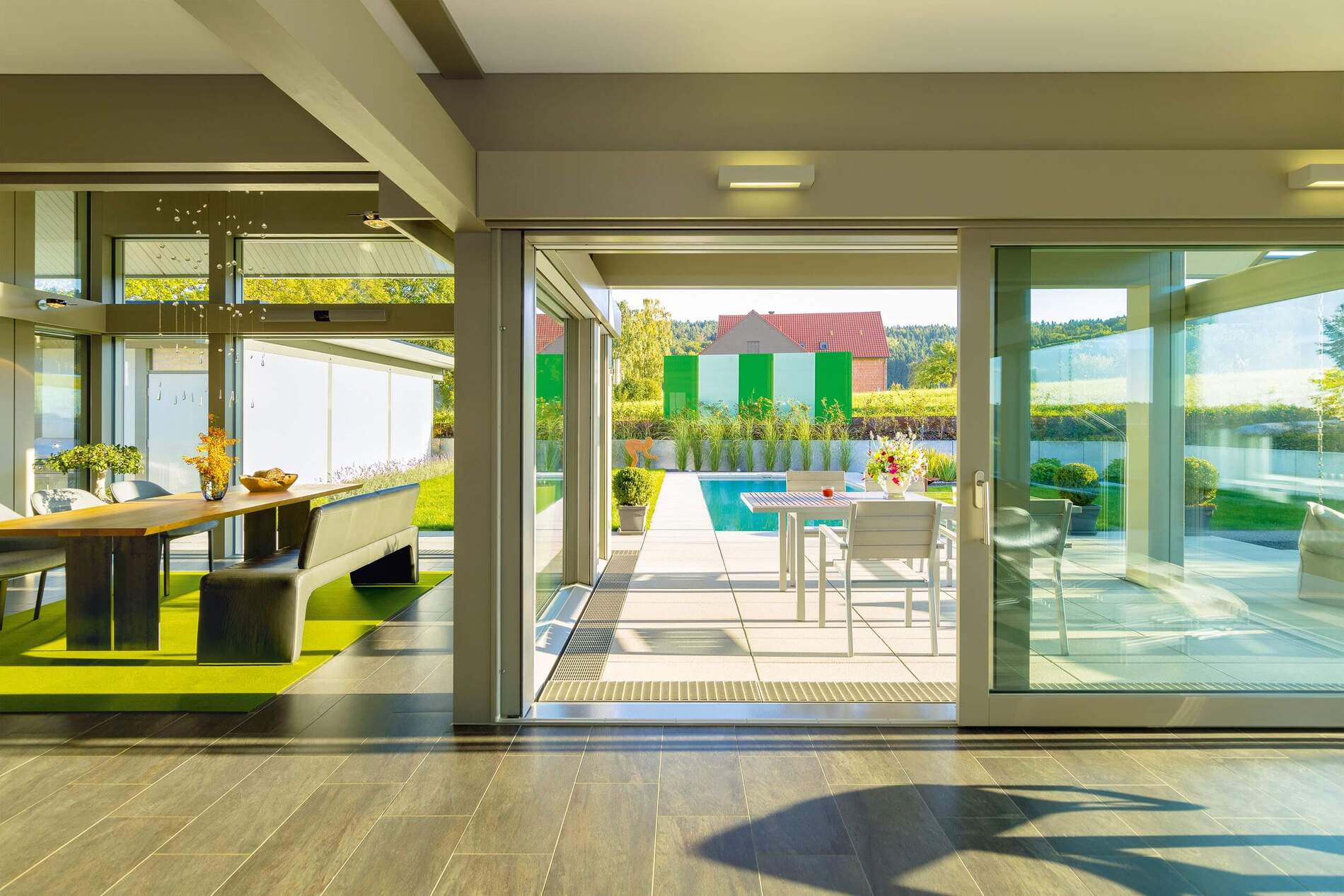 Blick ins moderne HUF Haus mit Ausblick auf die Landschaft