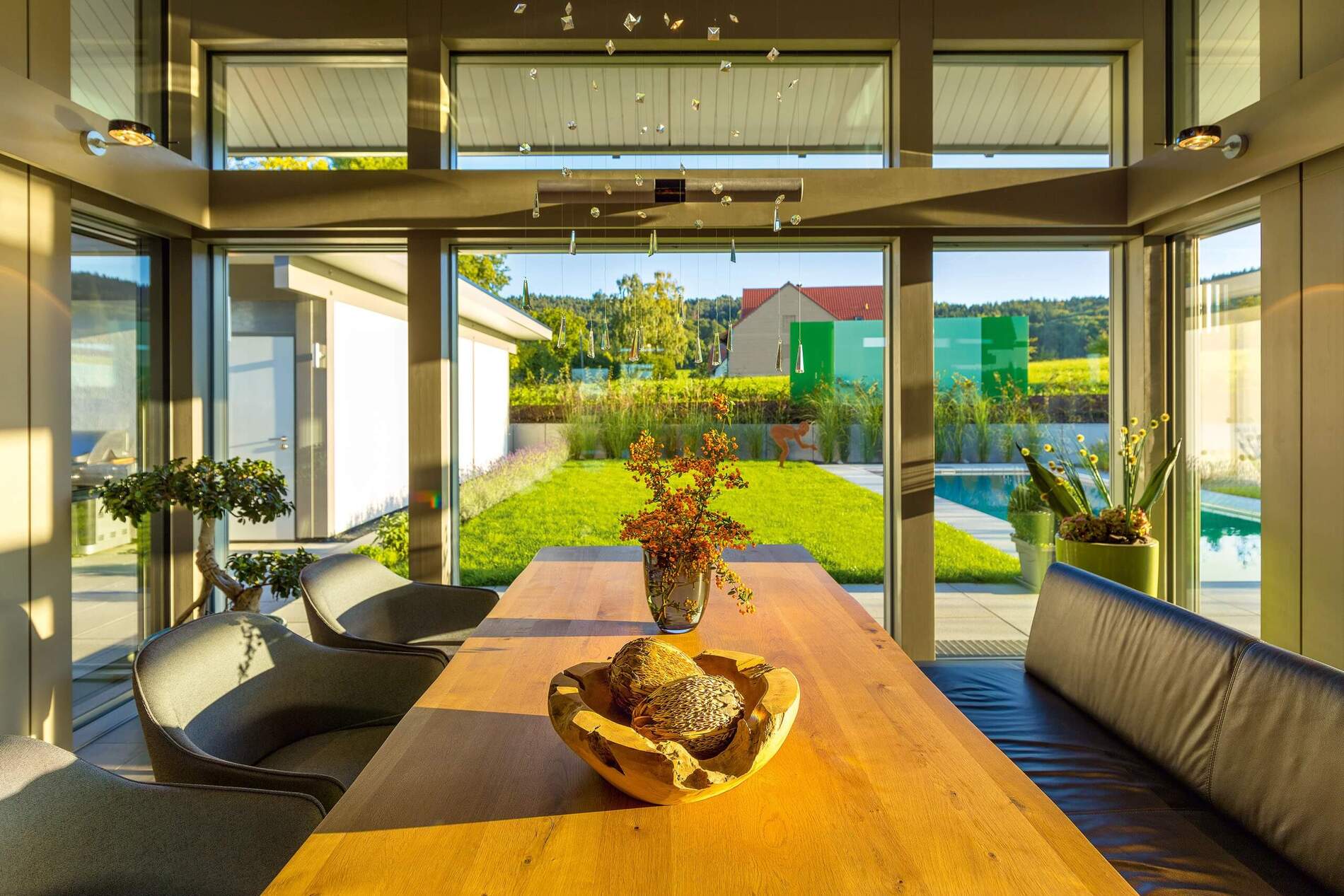 Ein eleganter Wohnbereich mit Blick ins Freie und modernem Ambiente.