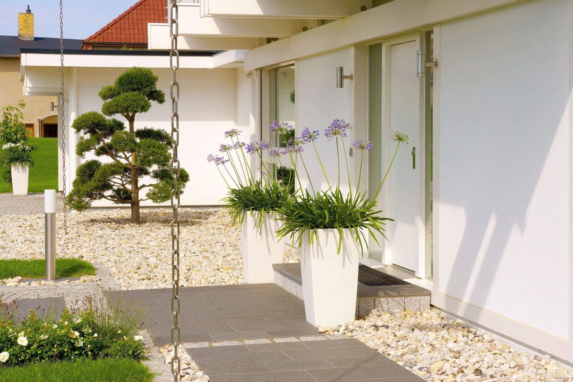 Moderne Architektur mit Pflanzen und flachem Eingang.