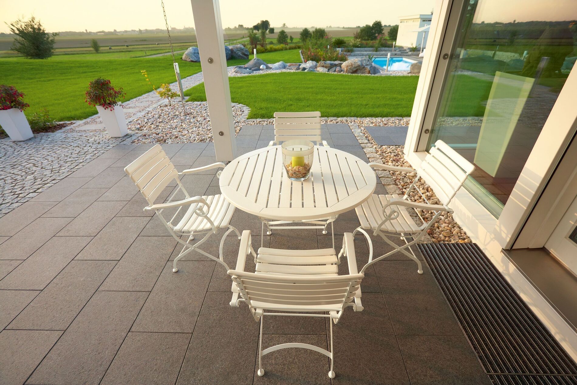 Moderne Terrasse mit Tisch und Stühlen, Blick auf Gartenlandschaft
