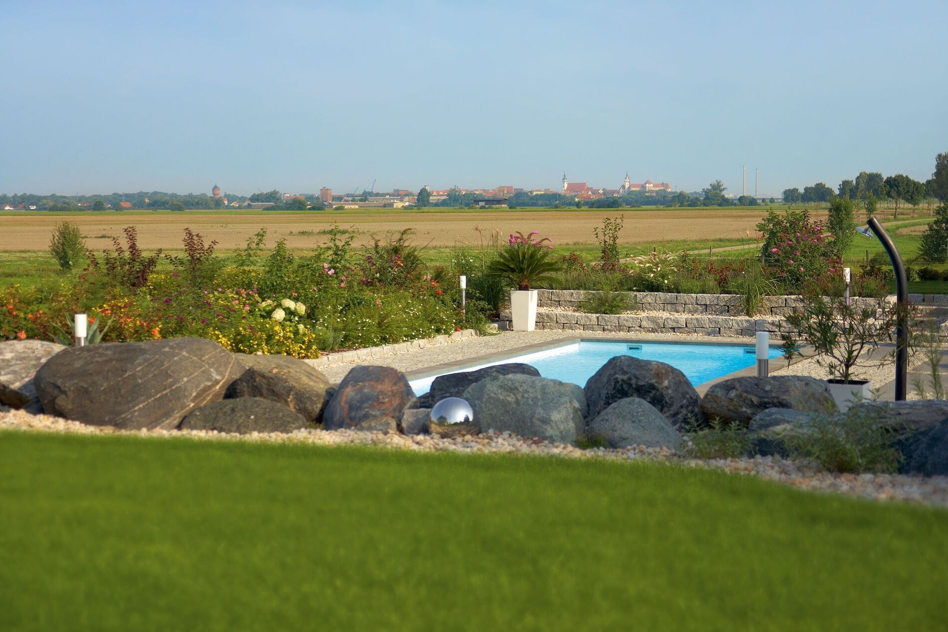 Ansicht eines Fachwerkhauses mit Pool und Landschaft im Hintergrund