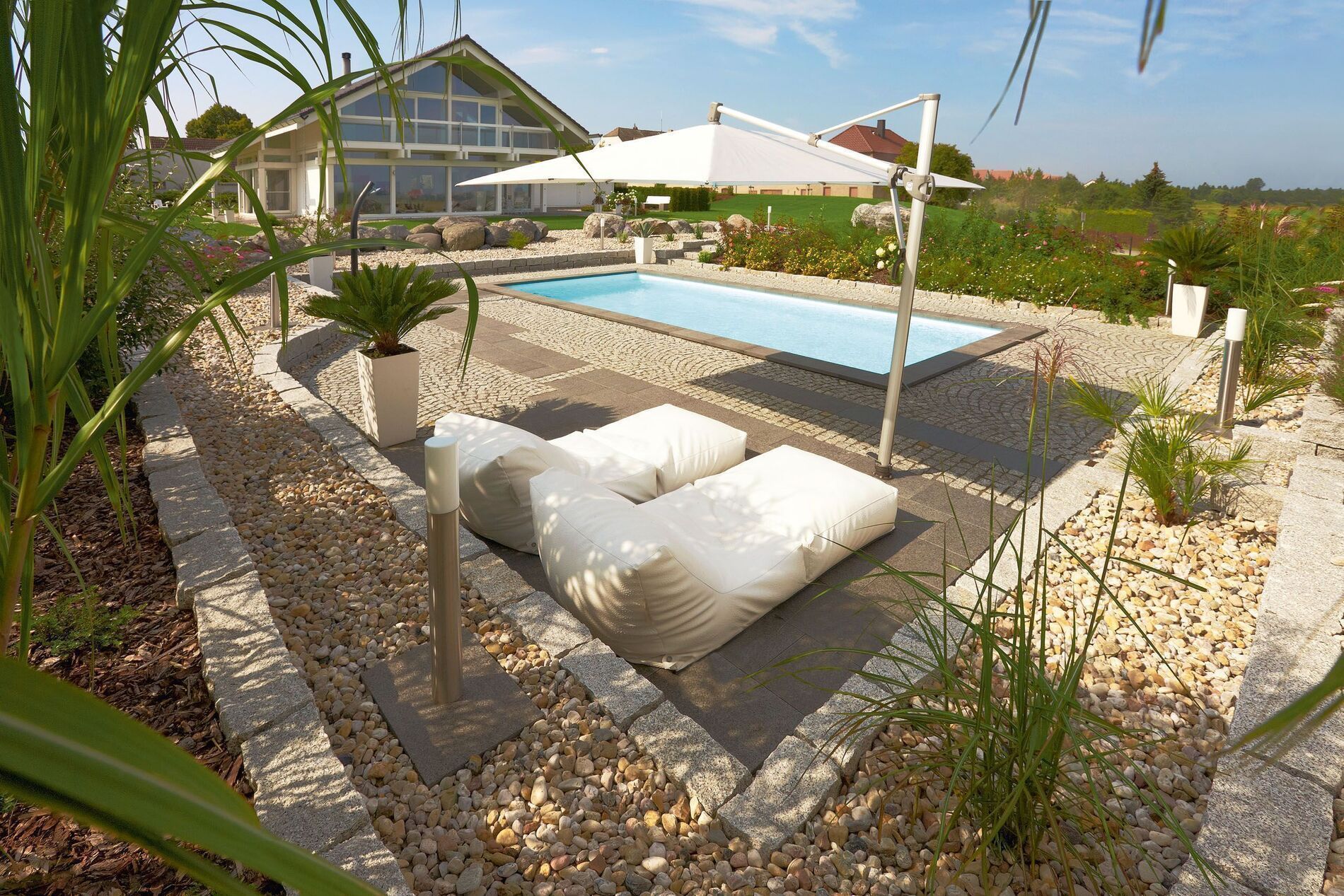 Moderne Architektur mit Garten und Poolbereich