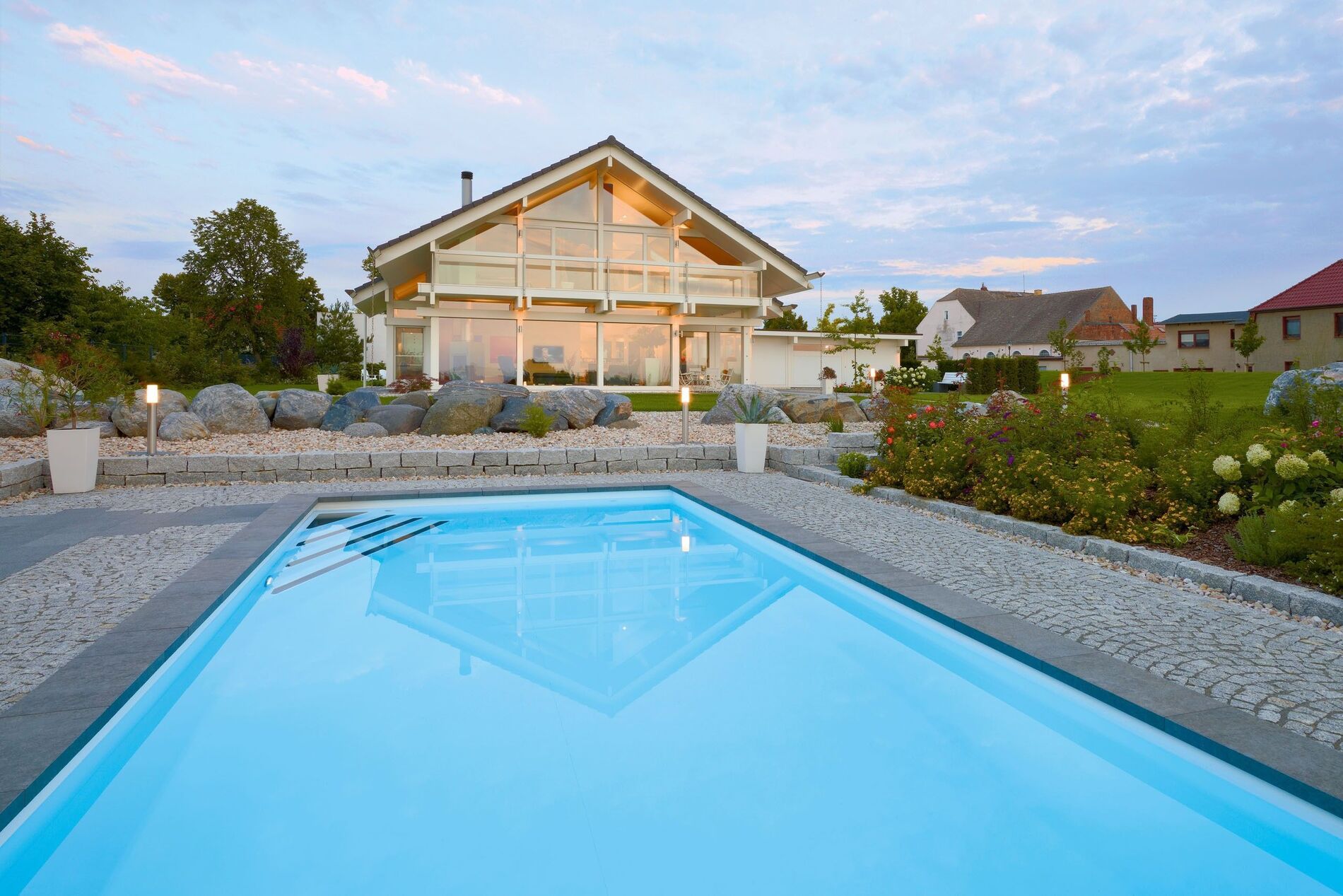 Moderne Architektur mit Pool und Gartenanlage im Hintergrund
